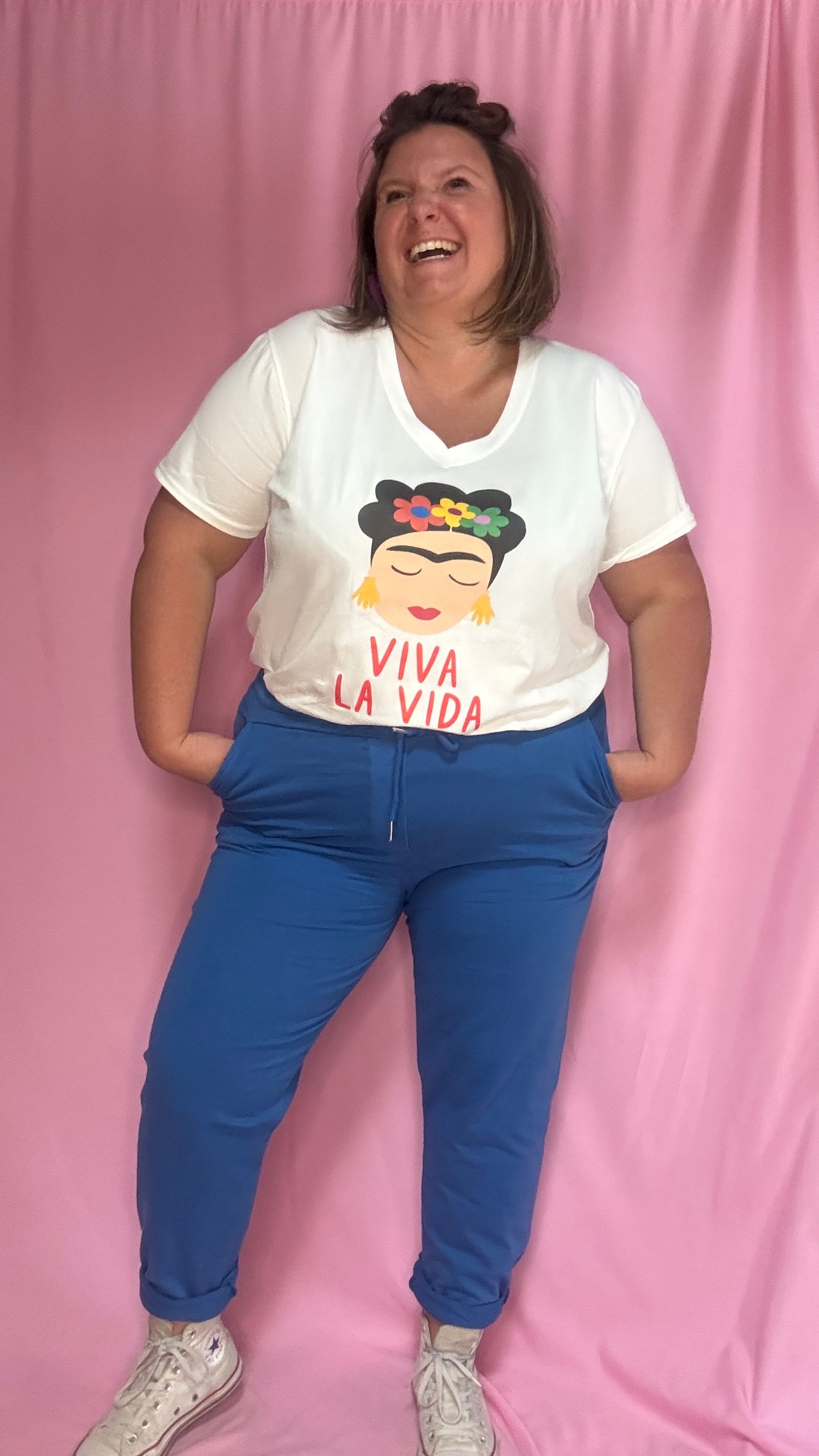 Un tee-shirt grande taille aussi confortable que charismatique, avec un motif hommage à l’iconique Frida Kahlo et son célèbre mantra Viva la Vida