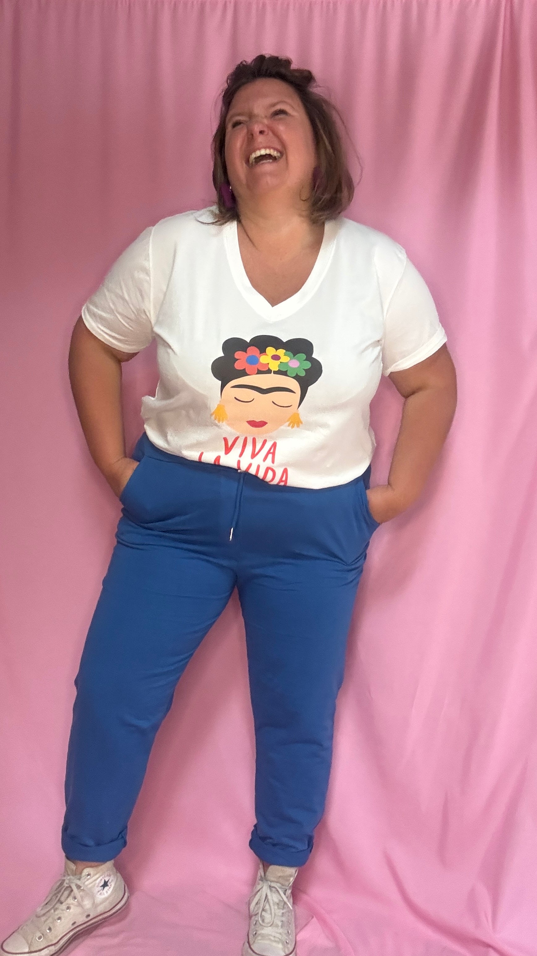 Un tee-shirt grande taille aussi confortable que charismatique, avec un motif hommage à l’iconique Frida Kahlo et son célèbre mantra Viva la Vida