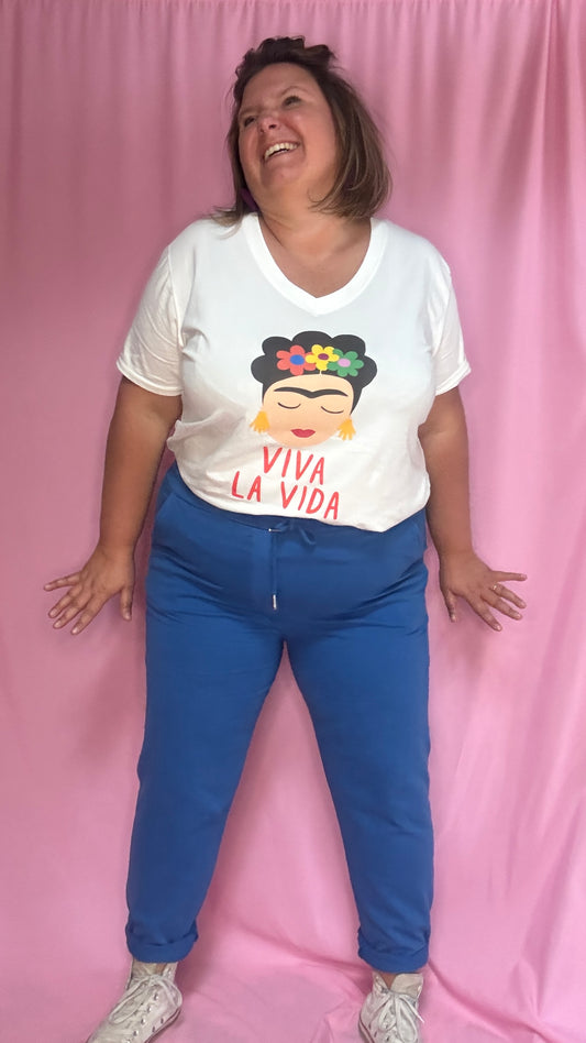 Un tee-shirt grande taille aussi confortable que charismatique, avec un motif hommage à l’iconique Frida Kahlo et son célèbre mantra Viva la Vida