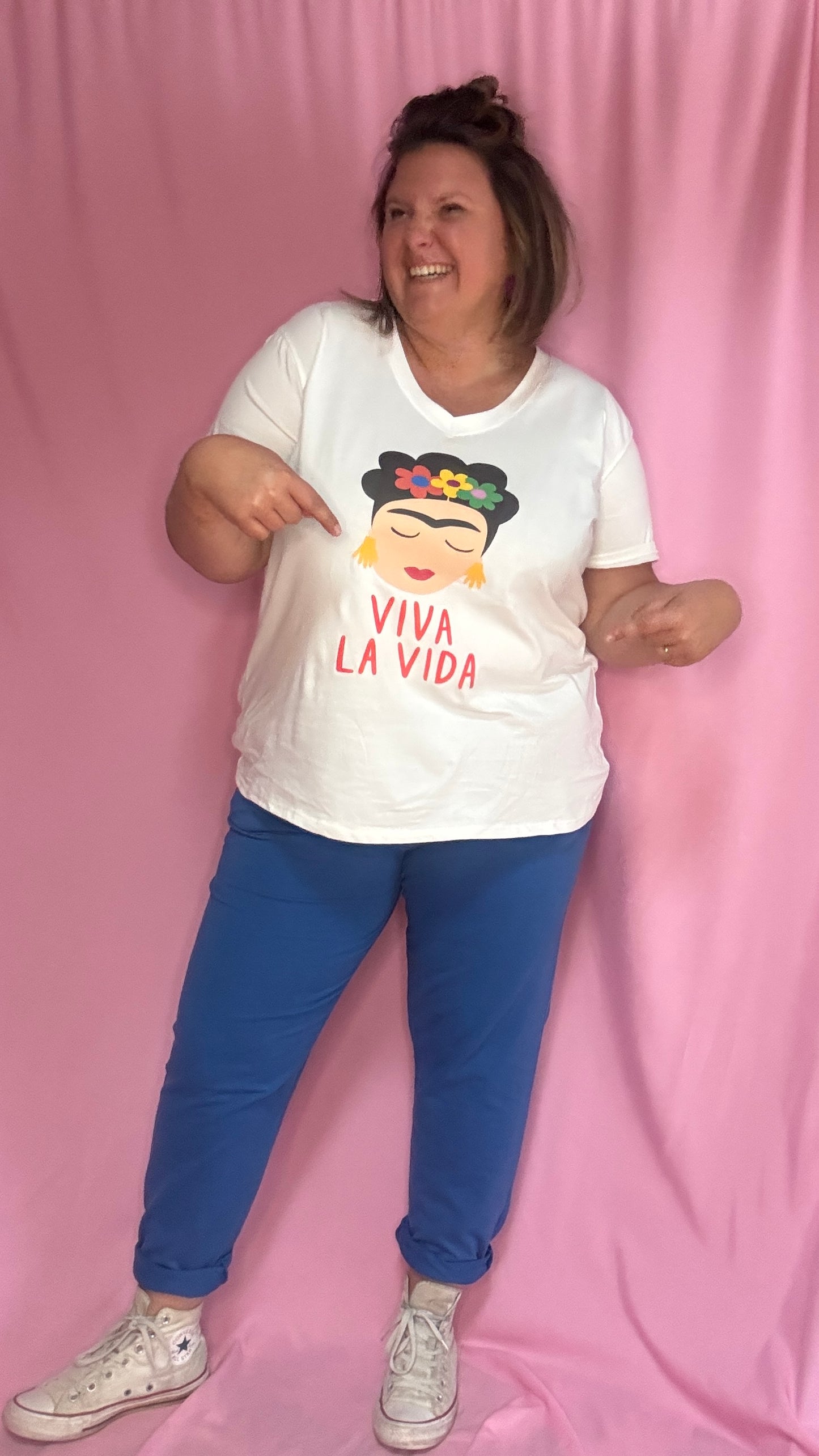 Un tee-shirt grande taille aussi confortable que charismatique, avec un motif hommage à l’iconique Frida Kahlo et son célèbre mantra Viva la Vida