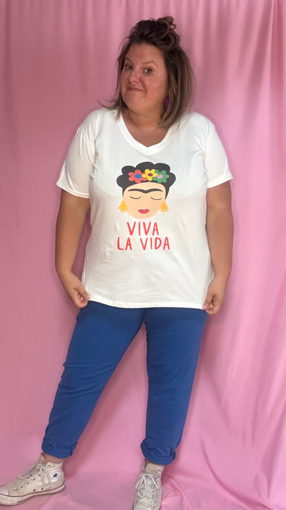 Un tee-shirt grande taille aussi confortable que charismatique, avec un motif hommage à l’iconique Frida Kahlo et son célèbre mantra Viva la Vida
