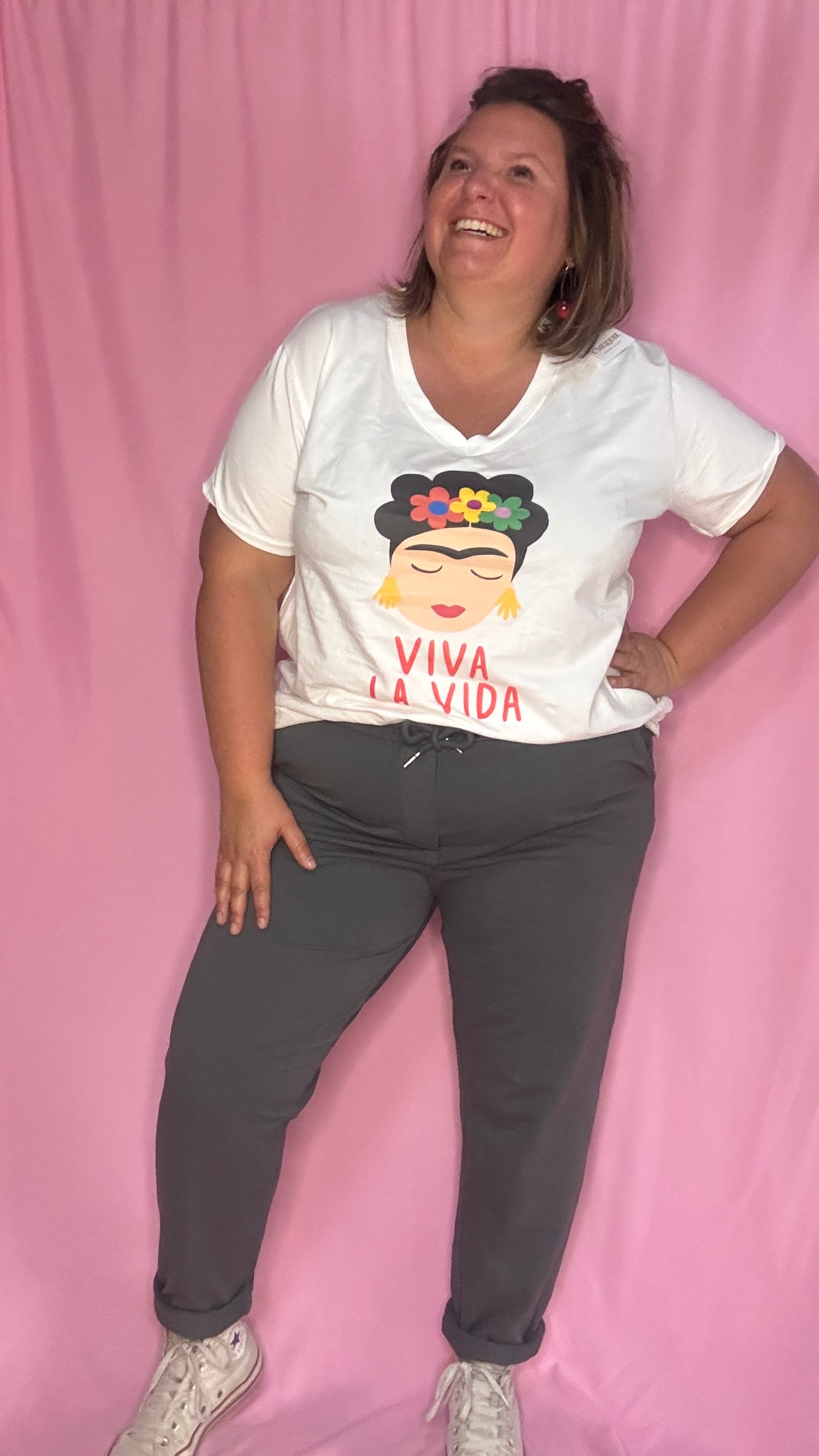 Un tee-shirt grande taille aussi confortable que charismatique, avec un motif hommage à l’iconique Frida Kahlo et son célèbre mantra Viva la Vida