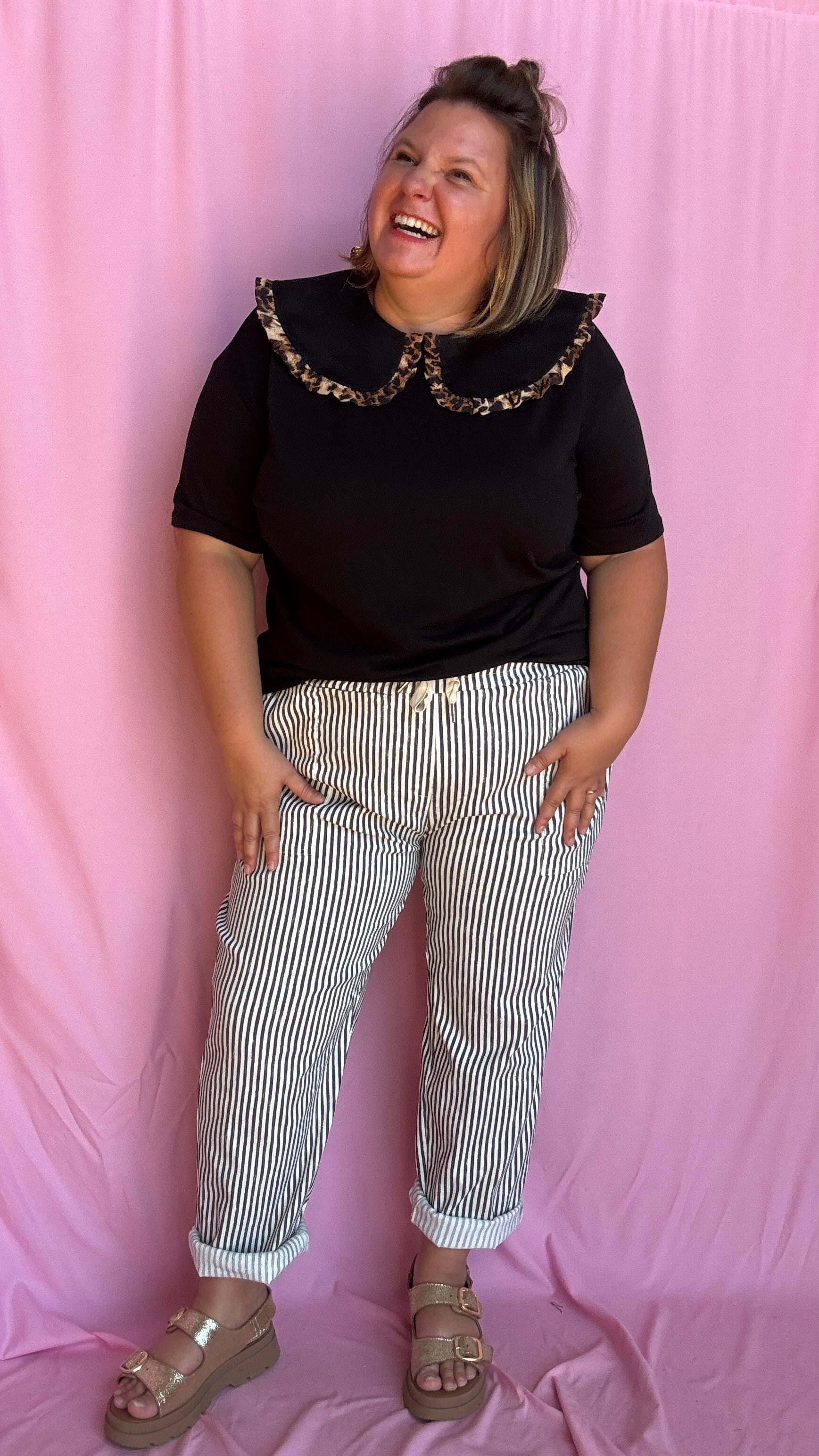 Ce tee-shirt grande taille noir à col Claudine orné d’un joli détail léopard est la pièce parfaite pour twister n’importe quel look 