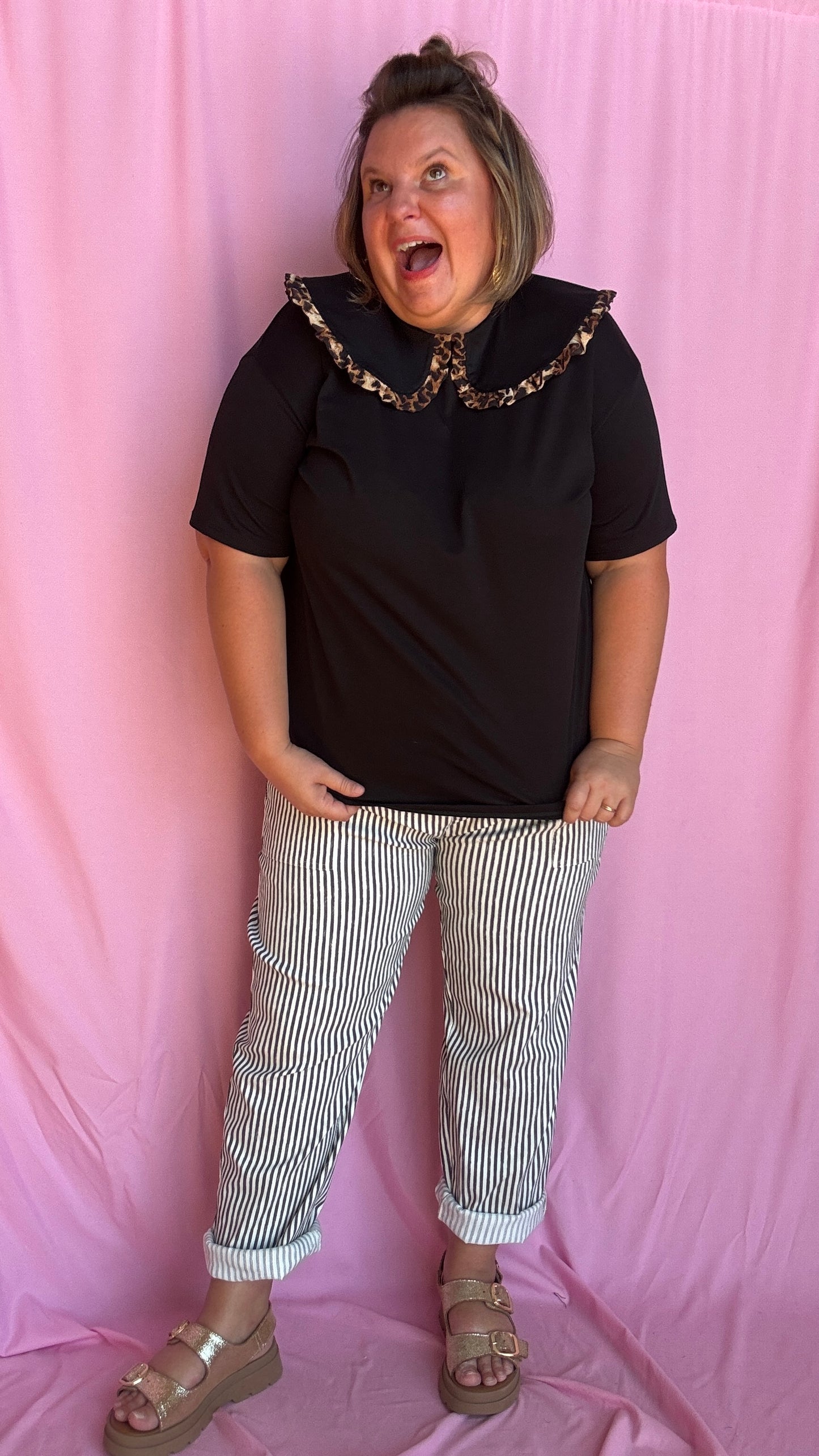 Ce tee-shirt grande taille noir à col Claudine orné d’un joli détail léopard est la pièce parfaite pour twister n’importe quel look 