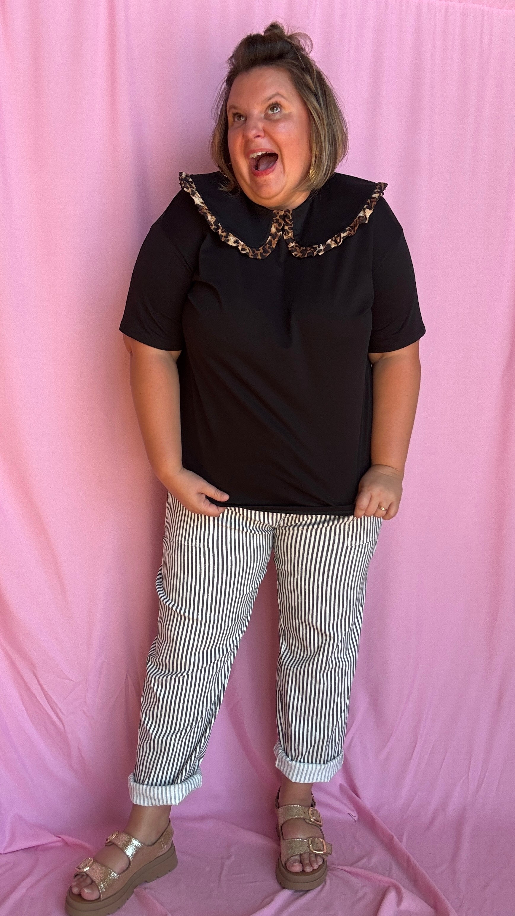 Ce tee-shirt grande taille noir à col Claudine orné d’un joli détail léopard est la pièce parfaite pour twister n’importe quel look 