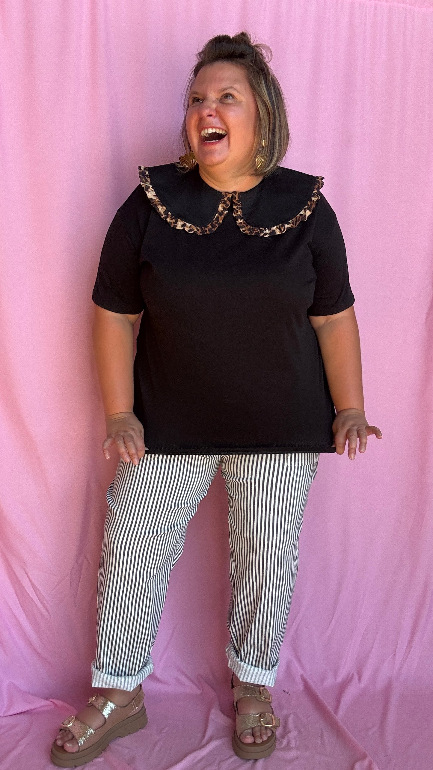 Ce tee-shirt grande taille noir à col Claudine orné d’un joli détail léopard est la pièce parfaite pour twister n’importe quel look 