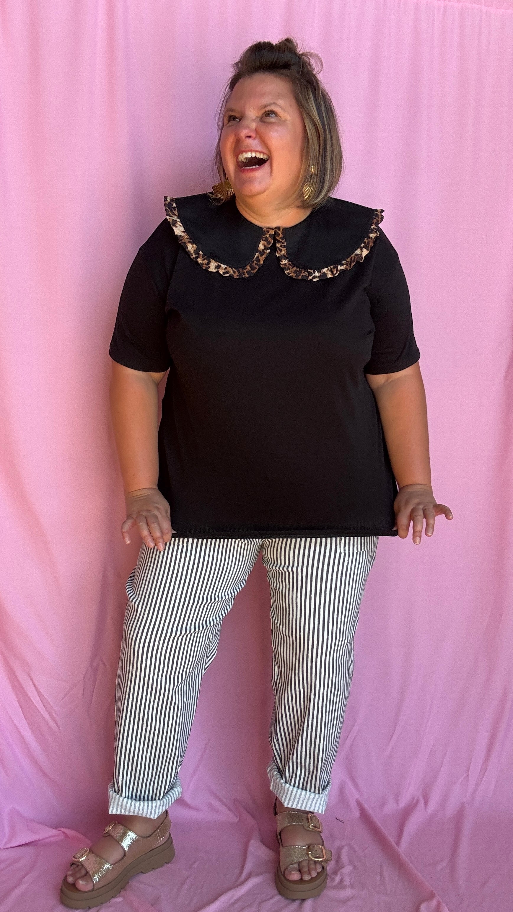 Ce tee-shirt grande taille noir à col Claudine orné d’un joli détail léopard est la pièce parfaite pour twister n’importe quel look 