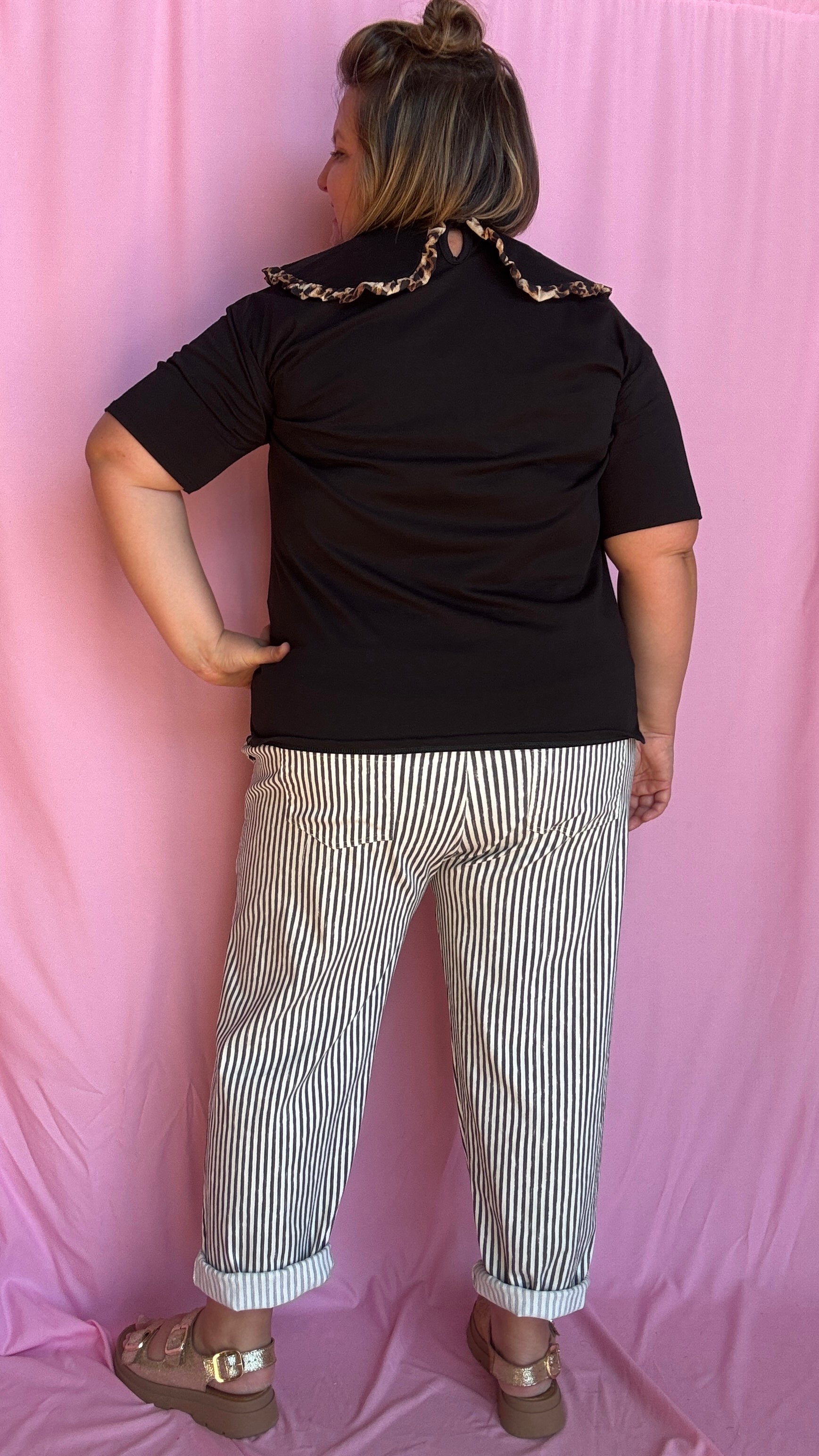 Ce tee-shirt grande taille noir à col Claudine orné d’un joli détail léopard est la pièce parfaite pour twister n’importe quel look 