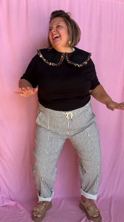 Ce tee-shirt grande taille noir à col Claudine orné d’un joli détail léopard est la pièce parfaite pour twister n’importe quel look 