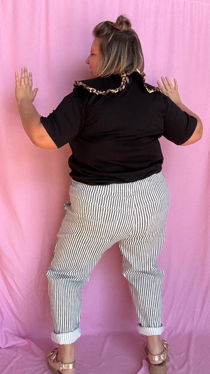 Ce tee-shirt grande taille noir à col Claudine orné d’un joli détail léopard est la pièce parfaite pour twister n’importe quel look 