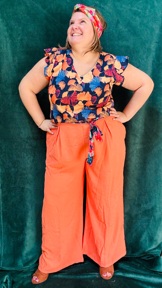Avec ce top grande taille aux motifs feuilles de ginko, ajoutez une touche de style et de confort à votre garde-robe. Que ce soit pour une journée de travail, une sortie décontractée ou une occasion spéciale, ce top saura vous accompagner avec élégance et originalité.