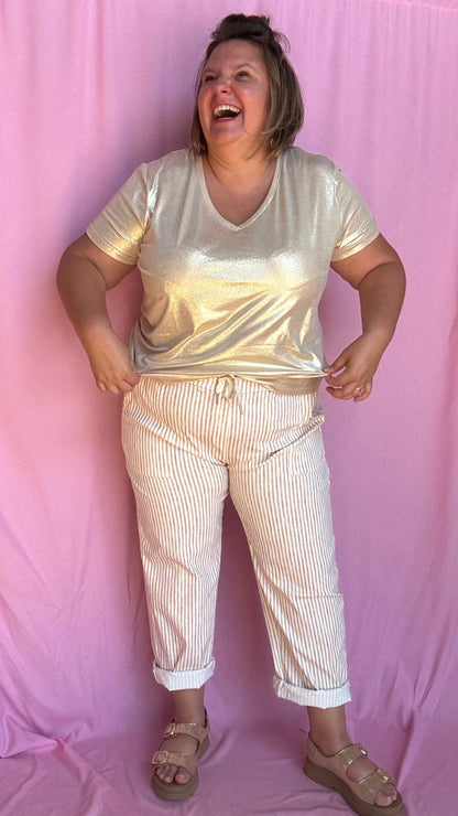 Avec ce top doré grande taille à manches courtes, apportez de l'éclat et du style à votre quotidien. Idéal pour toutes les occasions où vous souhaitez afficher votre élégance naturelle avec une touche de glamour et de rock.