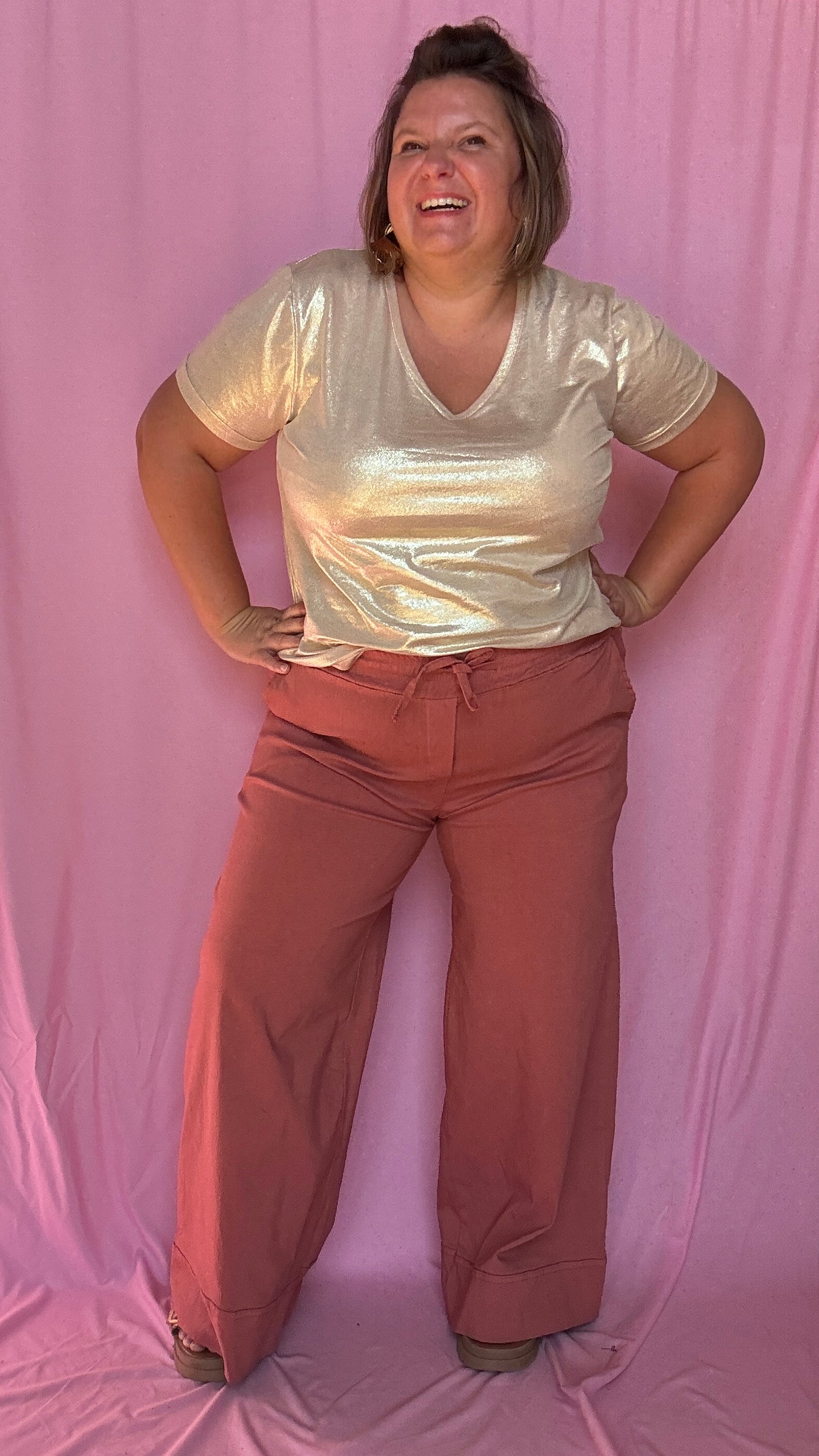 Avec ce top doré grande taille à manches courtes, apportez de l'éclat et du style à votre quotidien. Idéal pour toutes les occasions où vous souhaitez afficher votre élégance naturelle avec une touche de glamour et de rock.