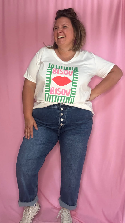 Un tee-shirt grande taille aussi fun que stylé, avec son motif Bisous bisous en rouge, rose et vert, qui apporte une touche pop et pleine d’amour à tes looks du quotidien.
