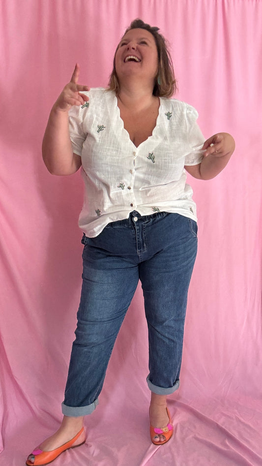 Craquez pour ce top grande taille en coton blanc orné de motifs cactus verts et roses, une pièce pleine de fraîcheur et de bonne humeur 