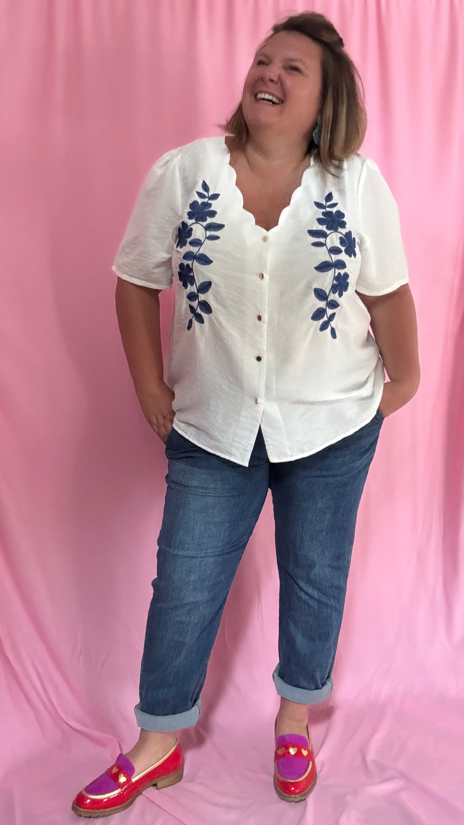 Un basique revisité avec raffinement ! Ce top grande taille en coton blanc séduit par son détail broderie bleu sur le devant, à la fois délicat et original.