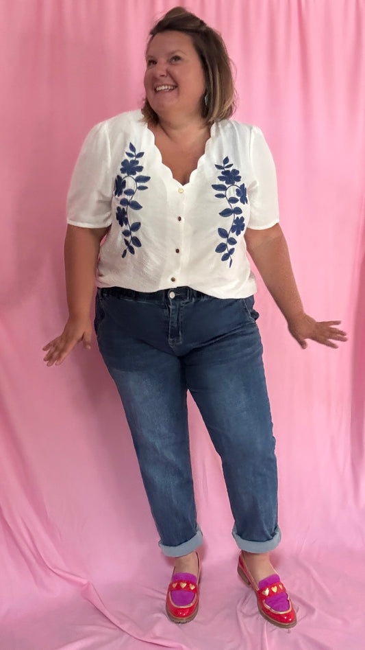 Un basique revisité avec raffinement ! Ce top grande taille en coton blanc séduit par son détail broderie bleu sur le devant, à la fois délicat et original.