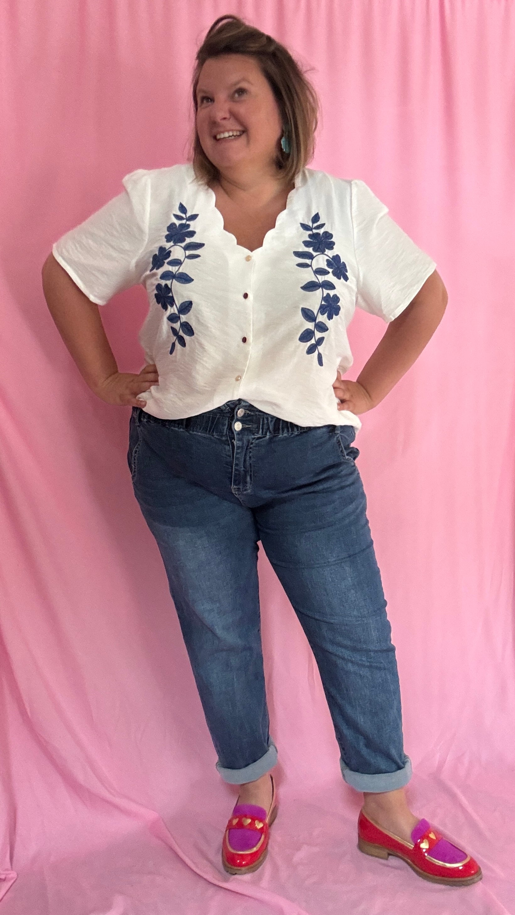 Un basique revisité avec raffinement ! Ce top grande taille en coton blanc séduit par son détail broderie bleu sur le devant, à la fois délicat et original.