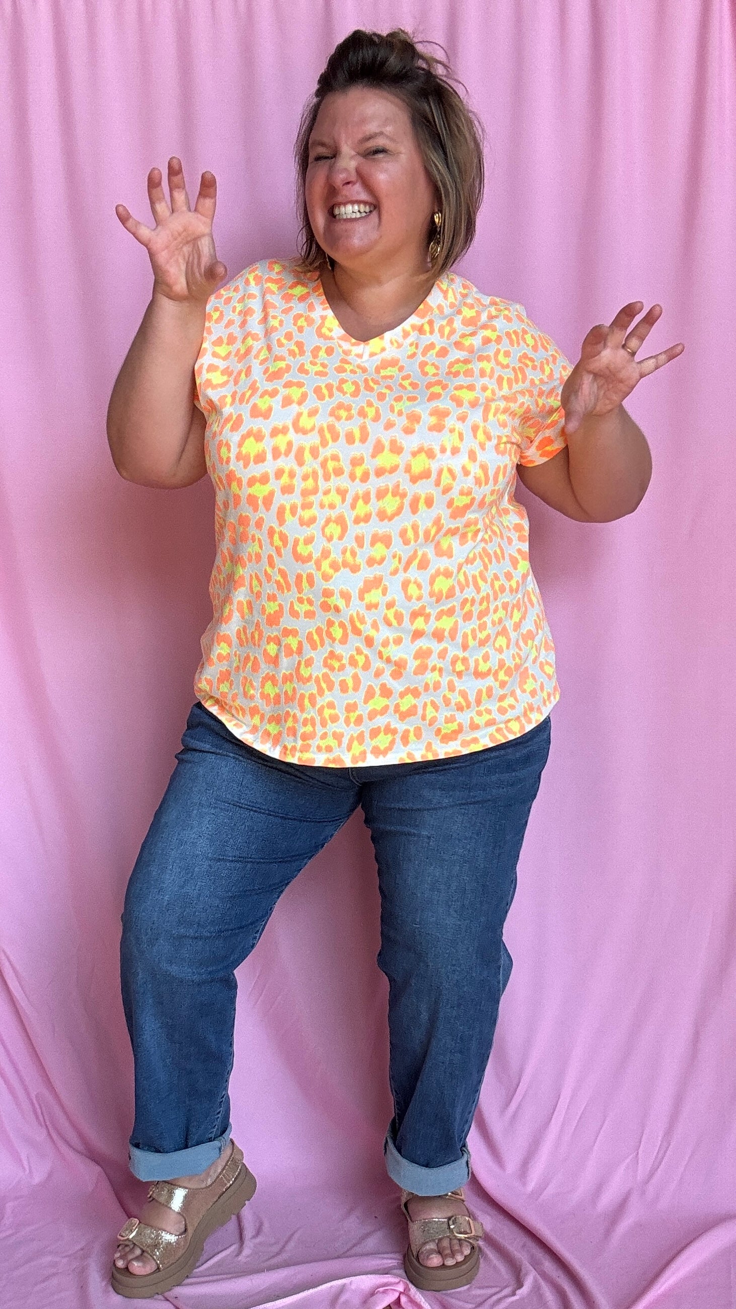 Un top grande taille audacieux,motifs léopard orange fluo et blanc fun et ultra confortable pour égayer tes journées et tes looks 