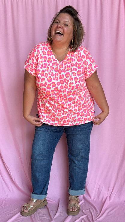 Un top grande taille audacieux,motifs léopard rose fluo et blanc fun et ultra confortable pour égayer tes journées et tes looks 