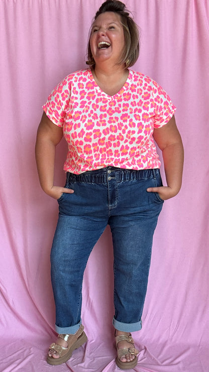 Un top grande taille audacieux,motifs léopard rose fluo et blanc fun et ultra confortable pour égayer tes journées et tes looks 