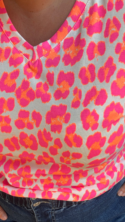 Un top grande taille audacieux,motifs léopard rose fluo et blanc fun et ultra confortable pour égayer tes journées et tes looks 