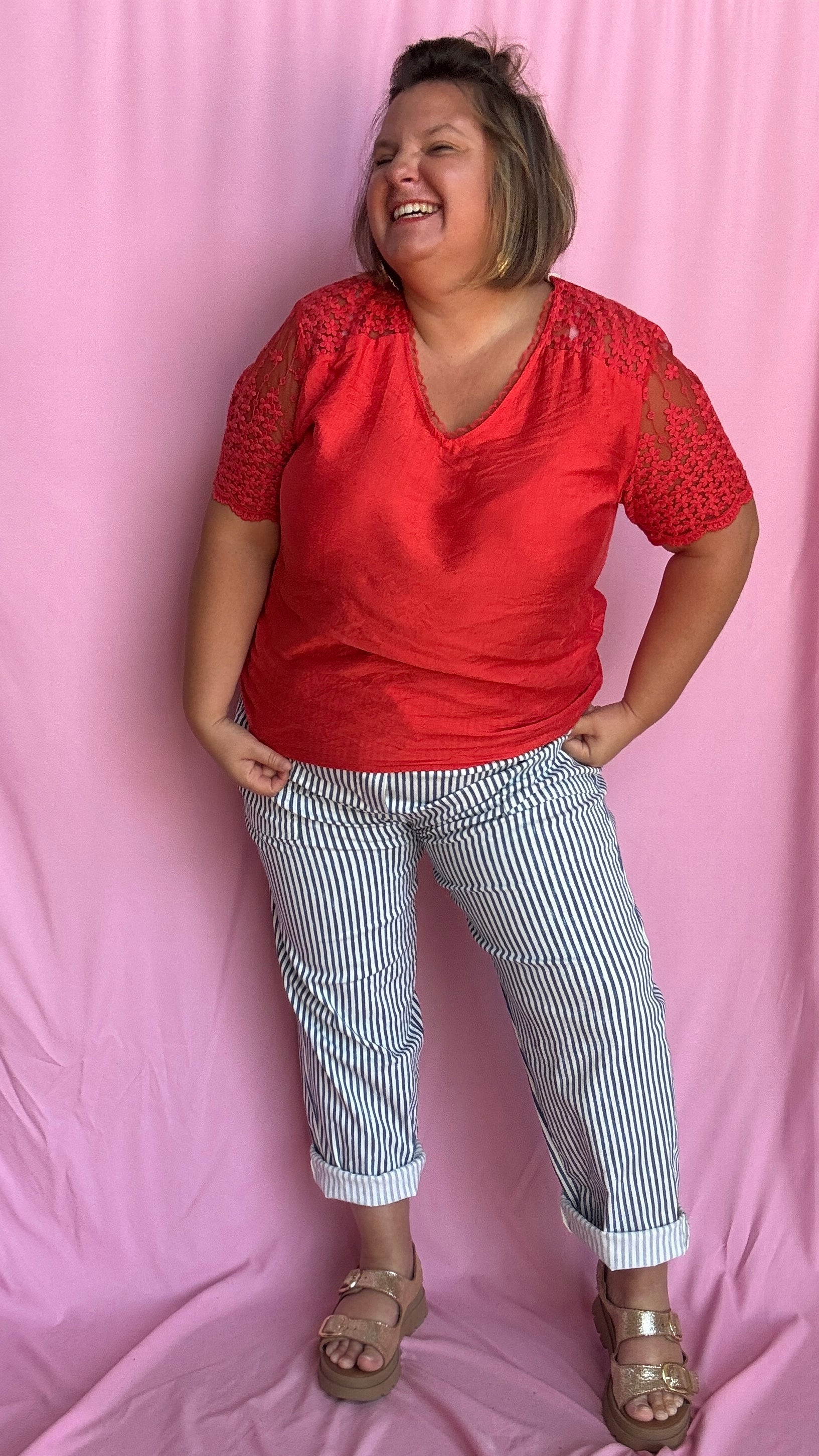 Un top grande taille rouge à la fois élégant, original et facile à porter avec broderie en transparence bras et dos.
