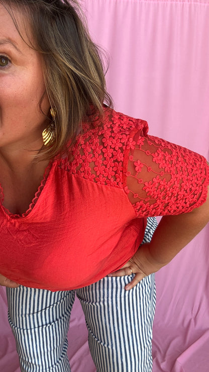 Un top grande taille rouge à la fois élégant, original et facile à porter avec broderie en transparence bras et dos.