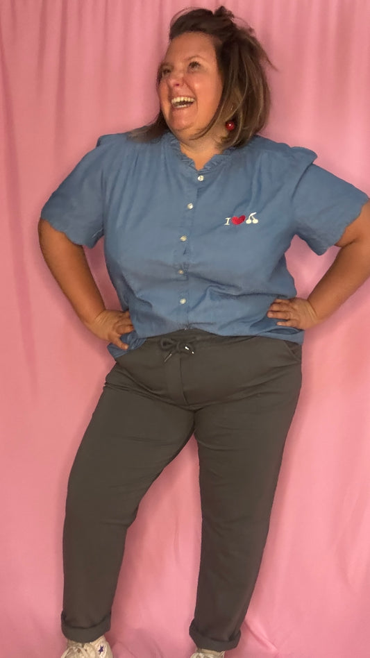 Un top/blouse grande taille 100% coton à la fois confortable, original et très agréable à porter ! Sa couleur bleu jean clair s’accorde facilement à toutes vos tenues