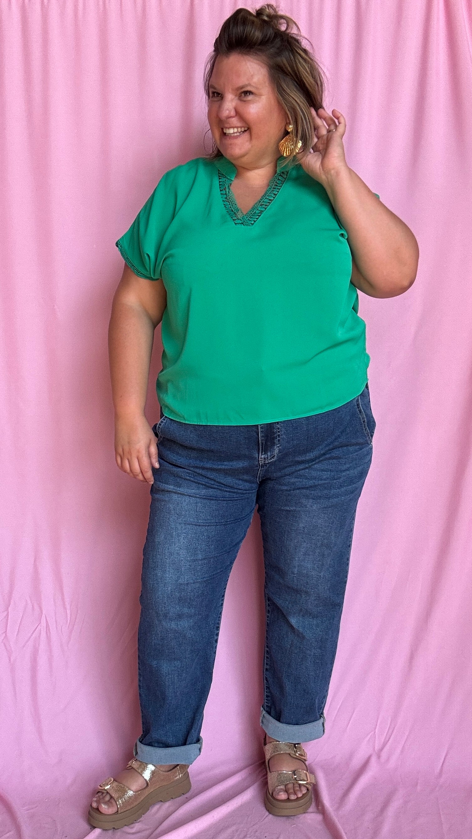 Un top grande taille à la couleur verte intense et vibrante qu’on adore porter pour mettre du peps dans son quotidien 