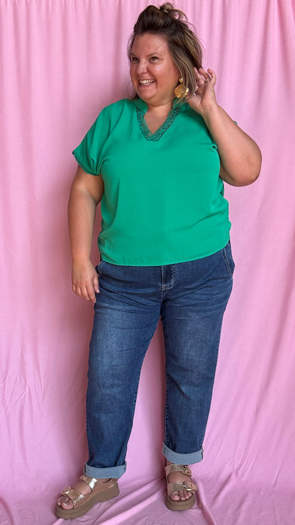 Un top grande taille à la couleur verte intense et vibrante qu’on adore porter pour mettre du peps dans son quotidien 