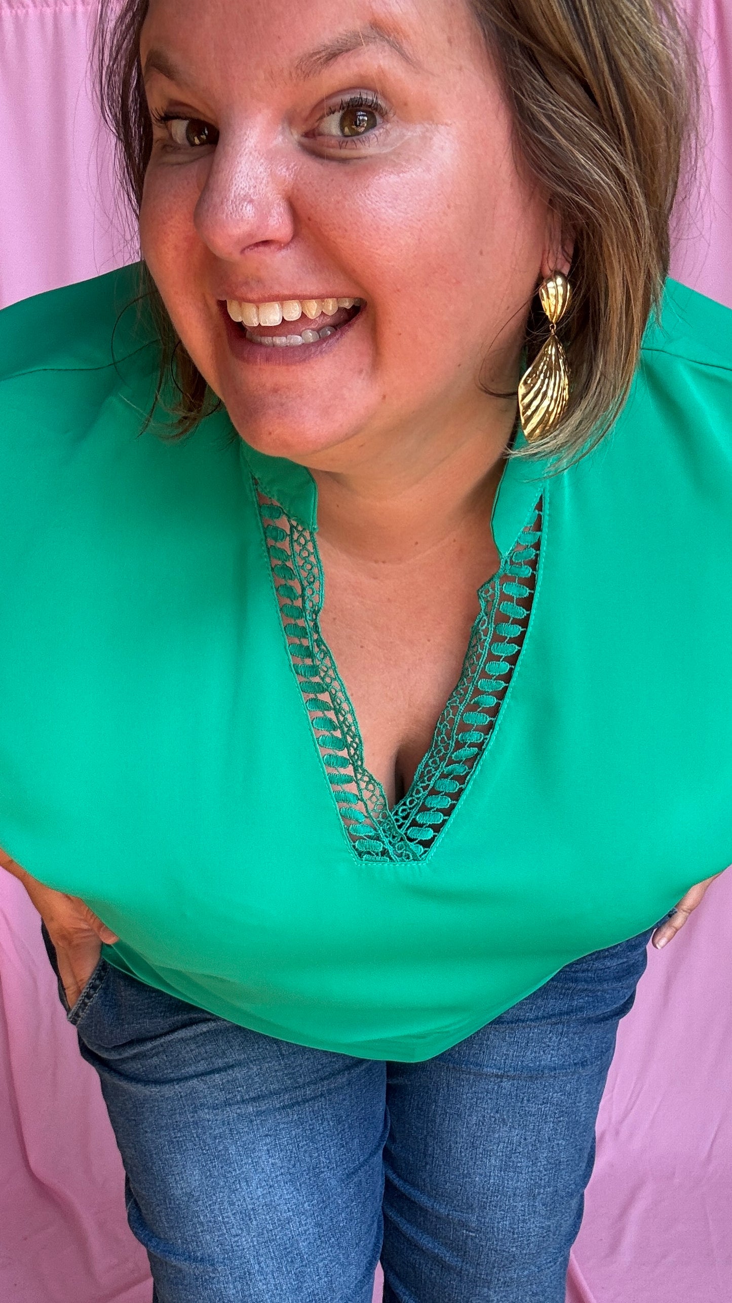 Un top grande taille à la couleur verte intense et vibrante qu’on adore porter pour mettre du peps dans son quotidien 