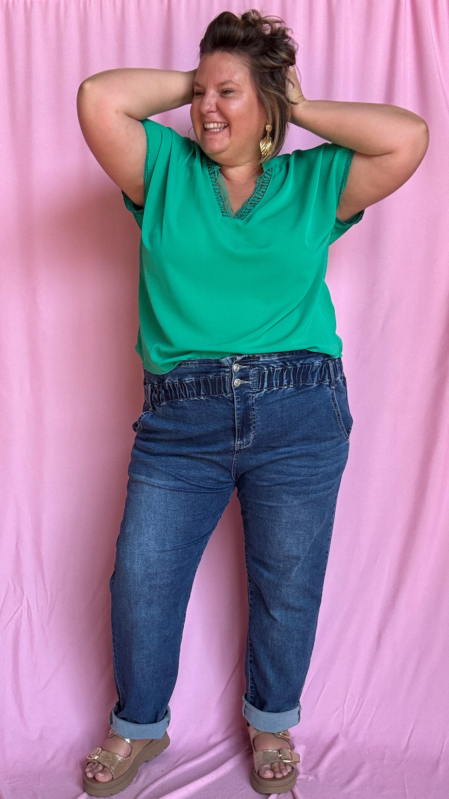 Un top grande taille à la couleur verte intense et vibrante qu’on adore porter pour mettre du peps dans son quotidien 