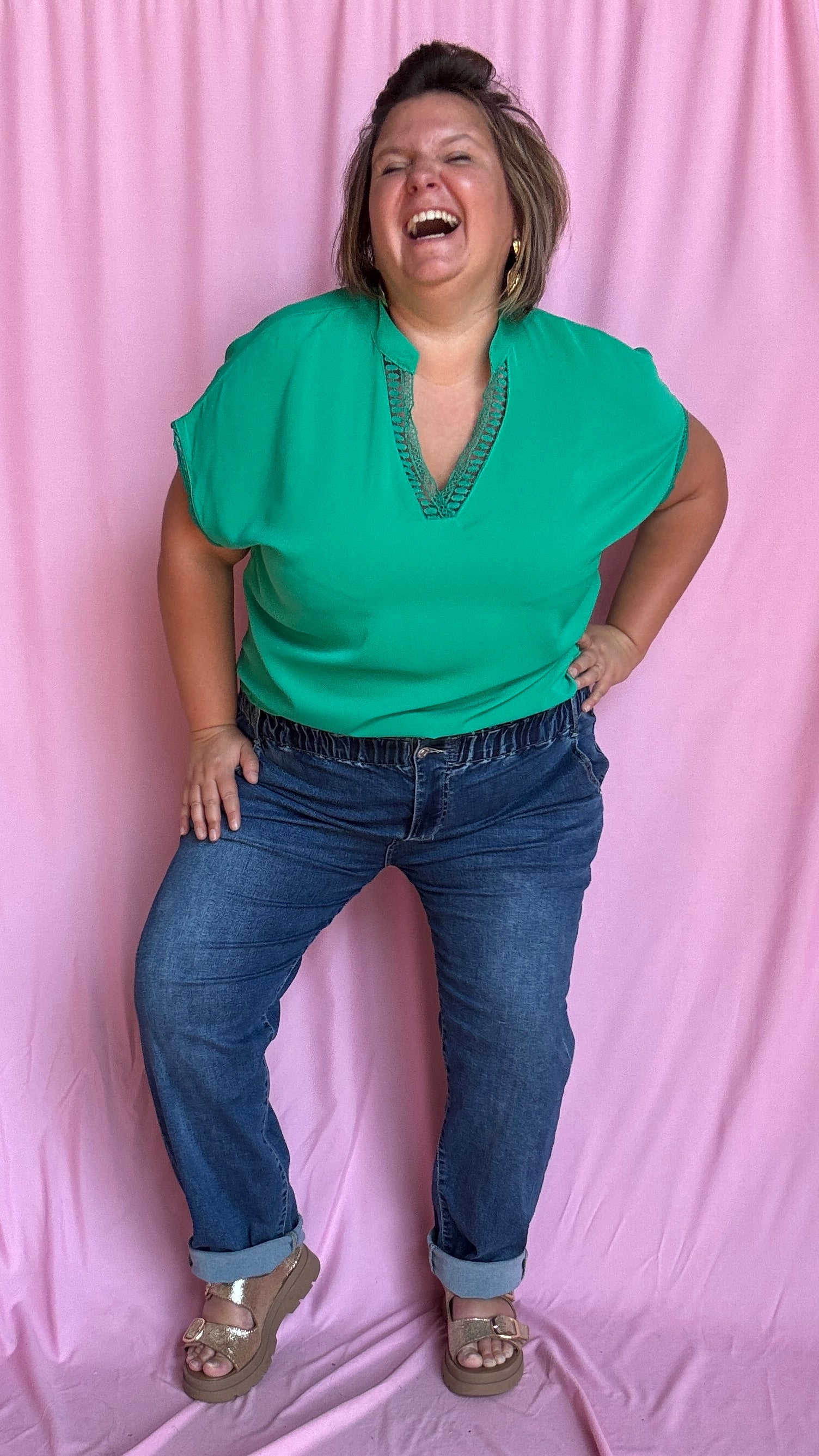 Un top grande taille à la couleur verte intense et vibrante qu’on adore porter pour mettre du peps dans son quotidien 