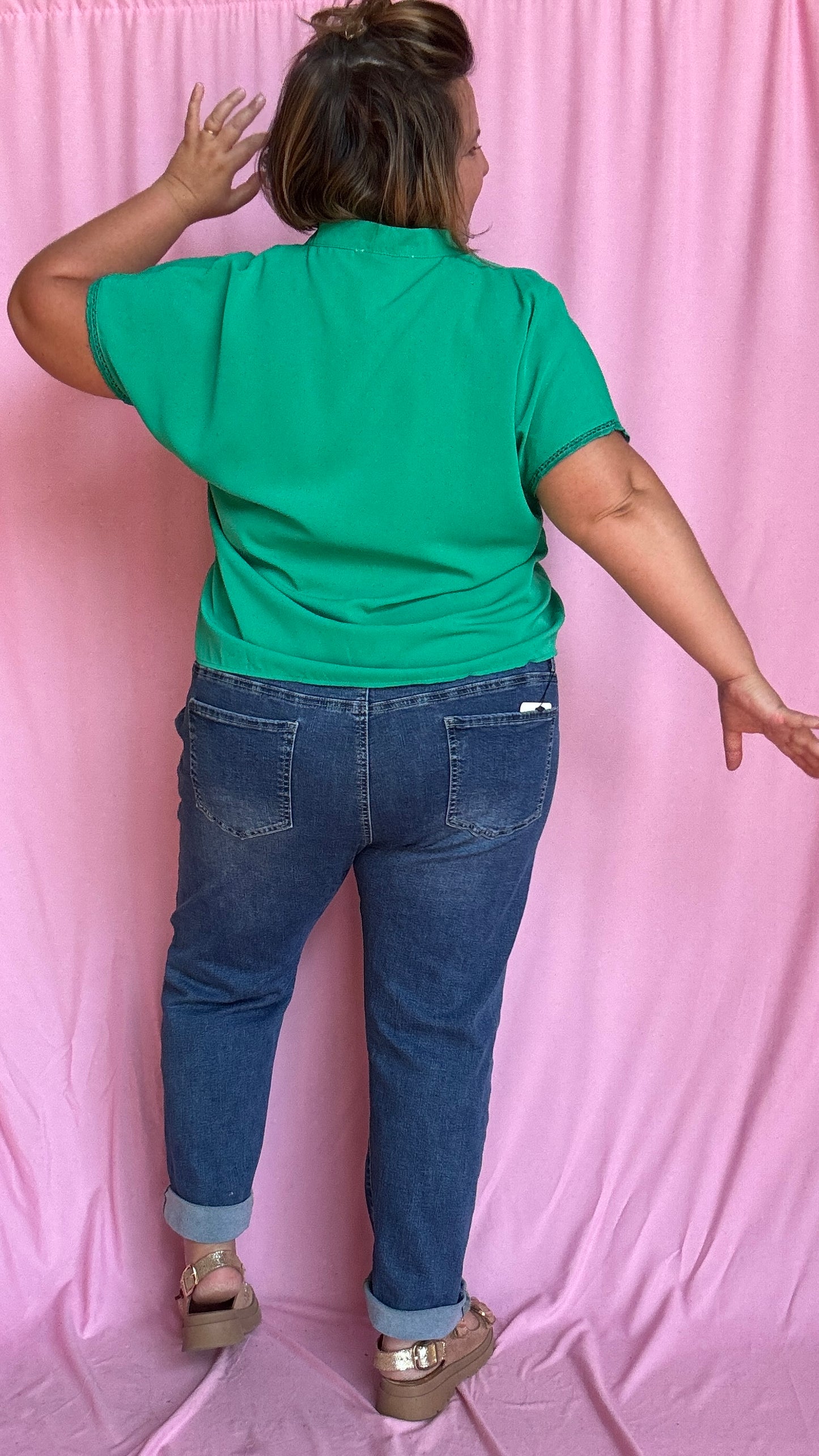 Un top grande taille à la couleur verte intense et vibrante qu’on adore porter pour mettre du peps dans son quotidien 