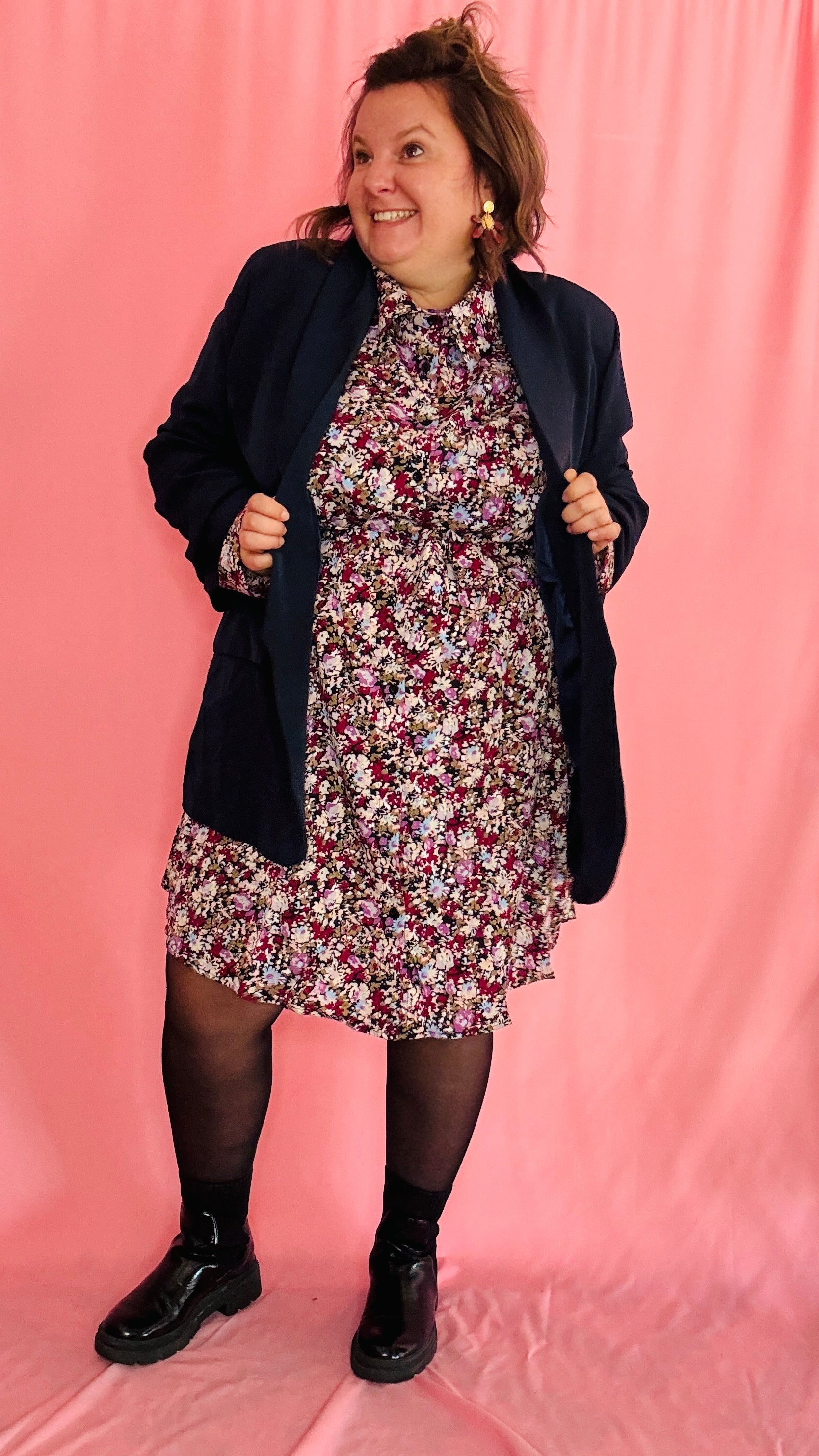Ce blazer grande taille bleu marine est un atout chic et confortable pour celles qui veulent combiner élégance et originalité au quotidien ou lors de moments spéciaux.