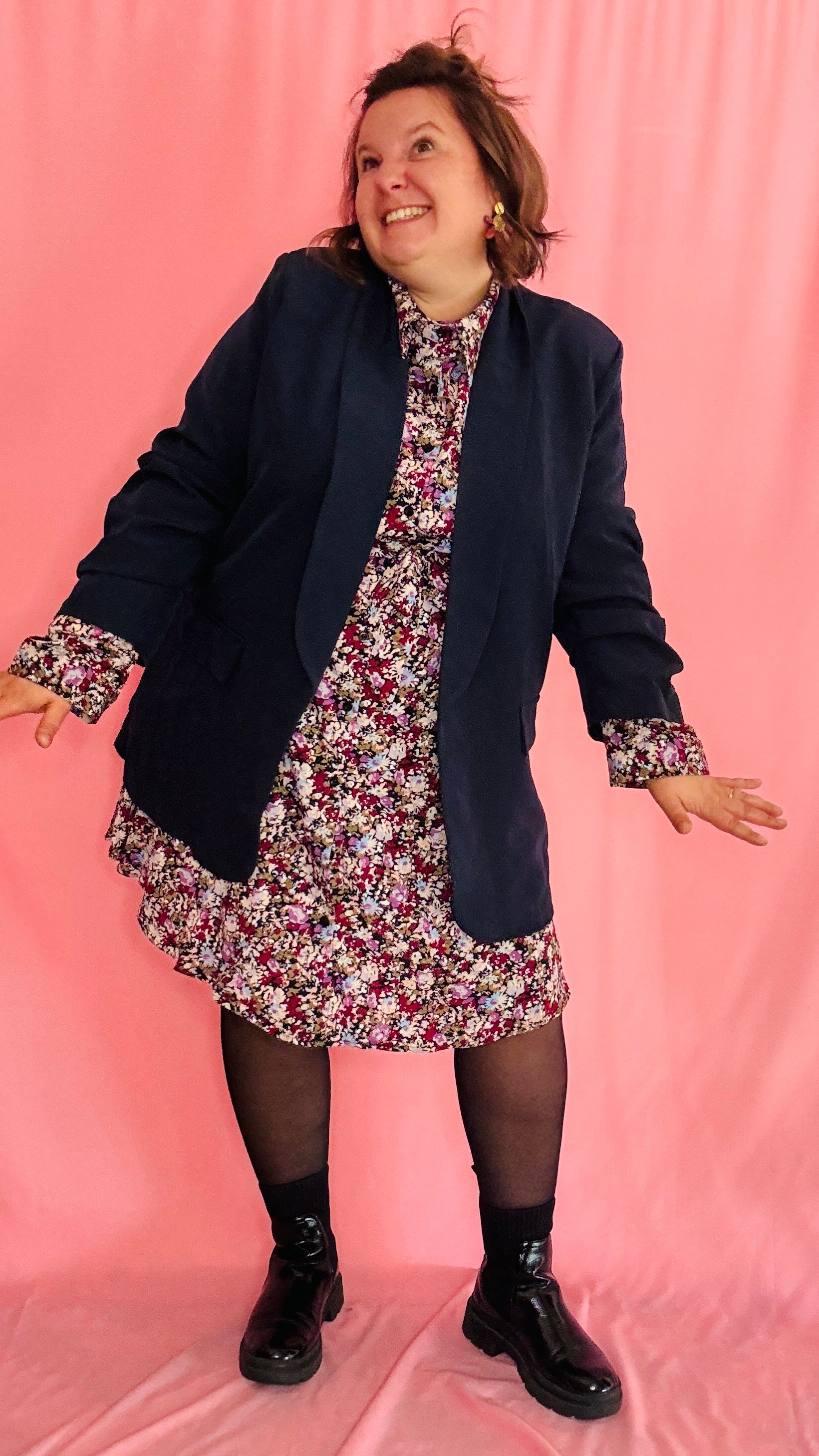 Ce blazer grande taille bleu marine est un atout chic et confortable pour celles qui veulent combiner élégance et originalité au quotidien ou lors de moments spéciaux.