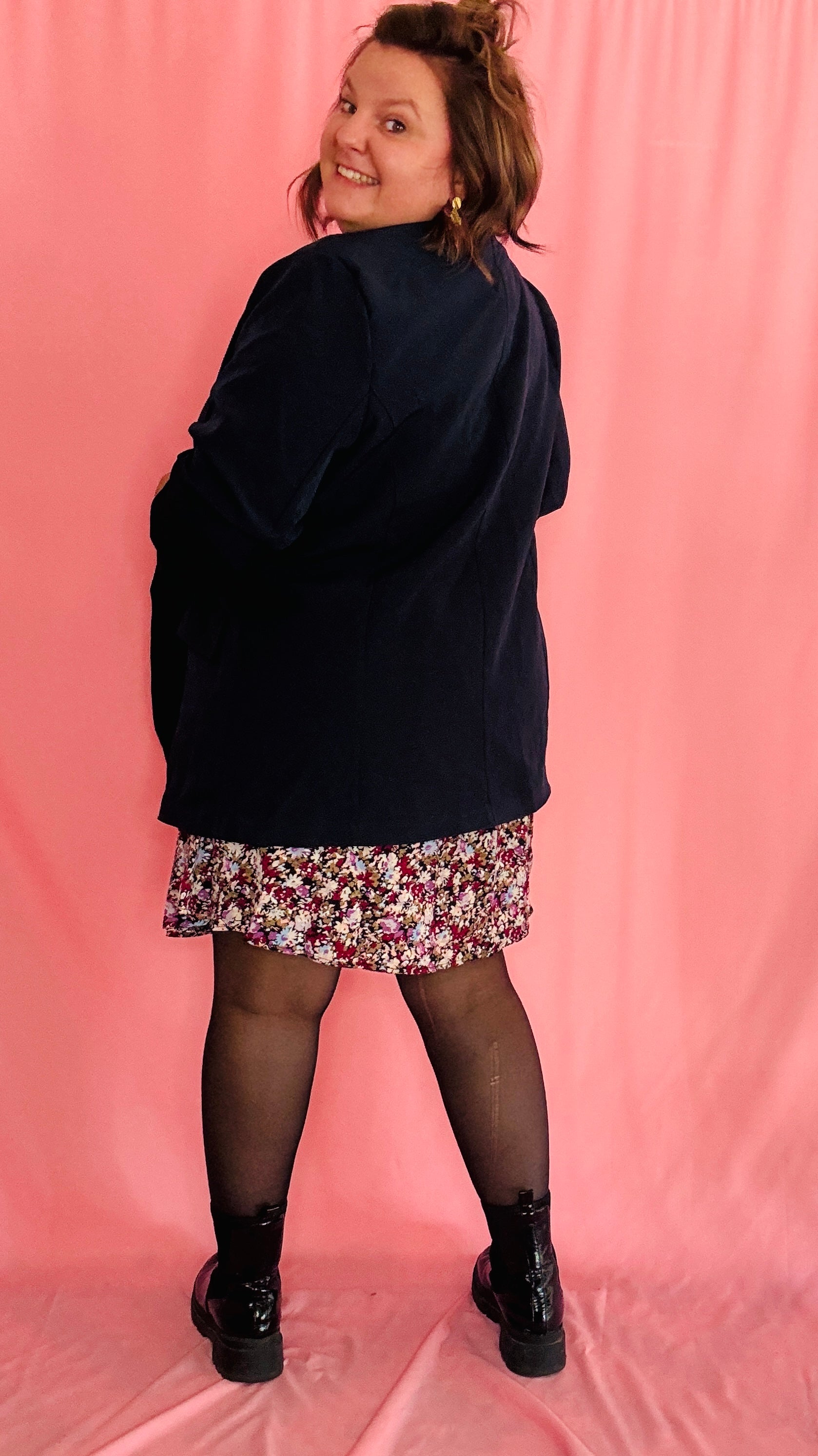 Ce blazer grande taille bleu marine est un atout chic et confortable pour celles qui veulent combiner élégance et originalité au quotidien ou lors de moments spéciaux.