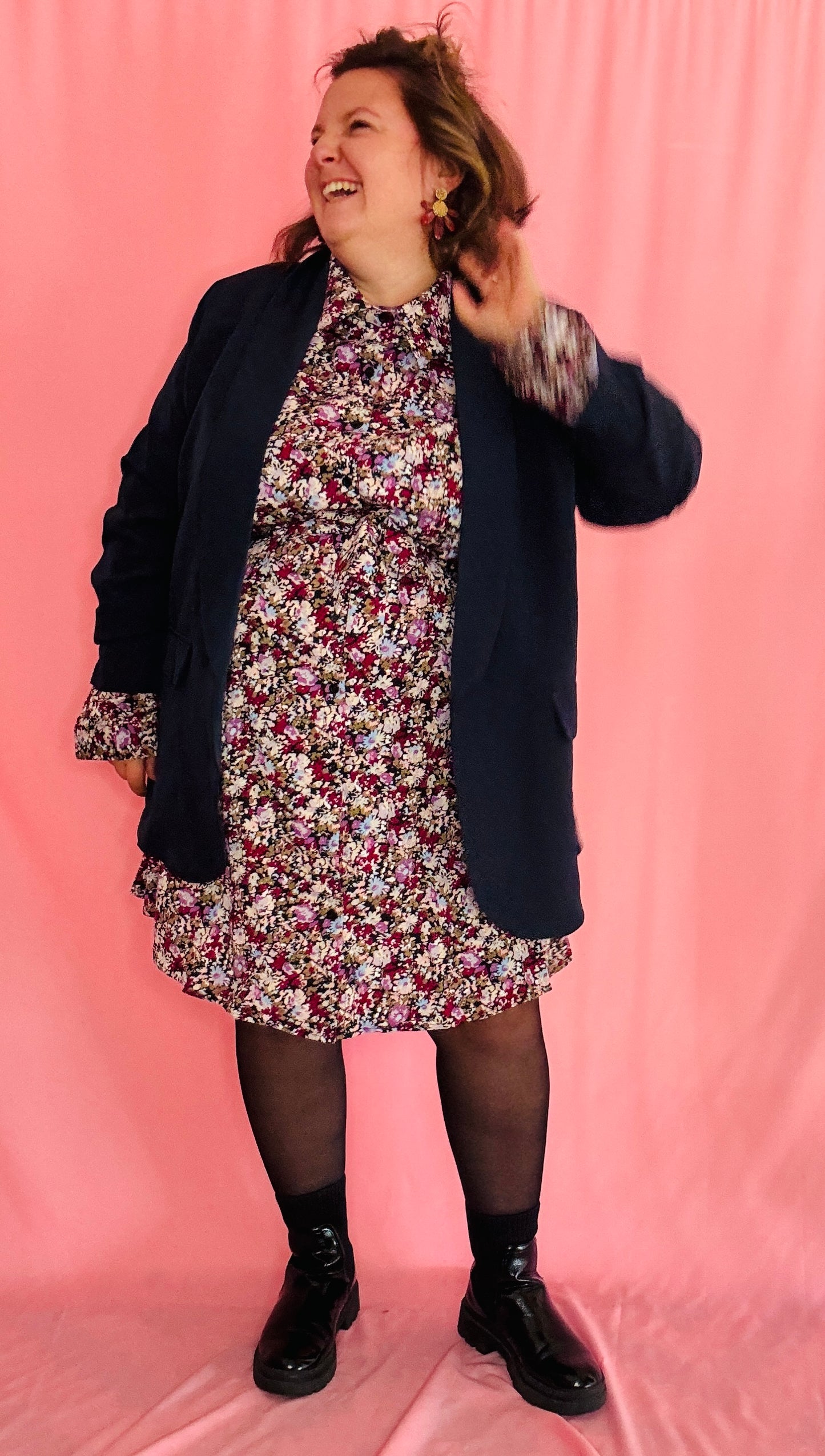 Ce blazer grande taille bleu marine est un atout chic et confortable pour celles qui veulent combiner élégance et originalité au quotidien ou lors de moments spéciaux.