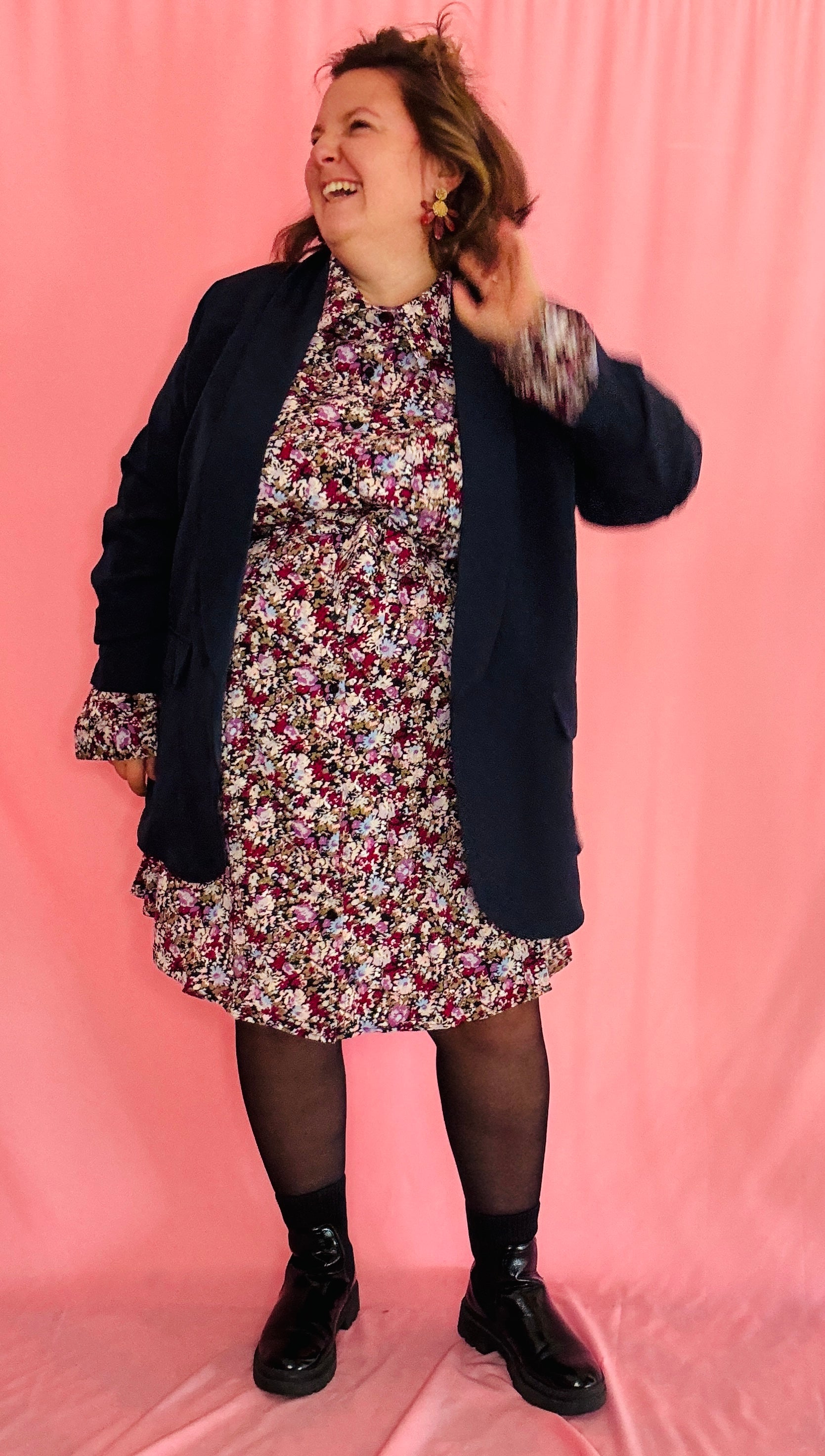 Ce blazer grande taille bleu marine est un atout chic et confortable pour celles qui veulent combiner élégance et originalité au quotidien ou lors de moments spéciaux.