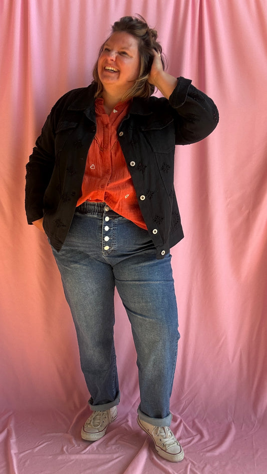 Adoptez un look tendance et affirmé avec cette superbe veste en jean grande taille noir aux détails ajourés.