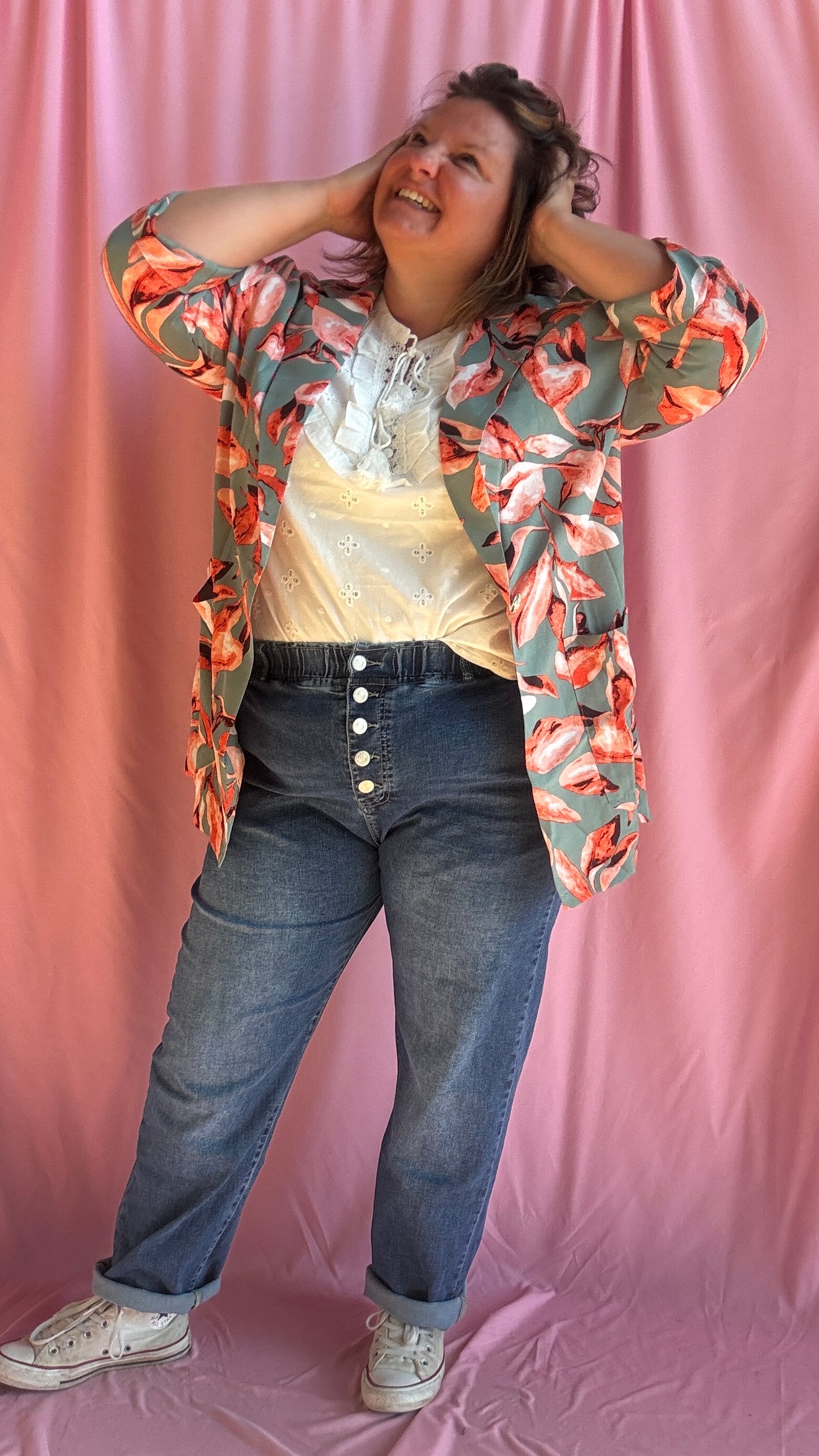 Faites souffler un vent de fraîcheur et de peps sur votre dressing avec cette superbe veste blazer grande taille vert d'eau ornée de motifs feuilles tropicales rose et orangé.