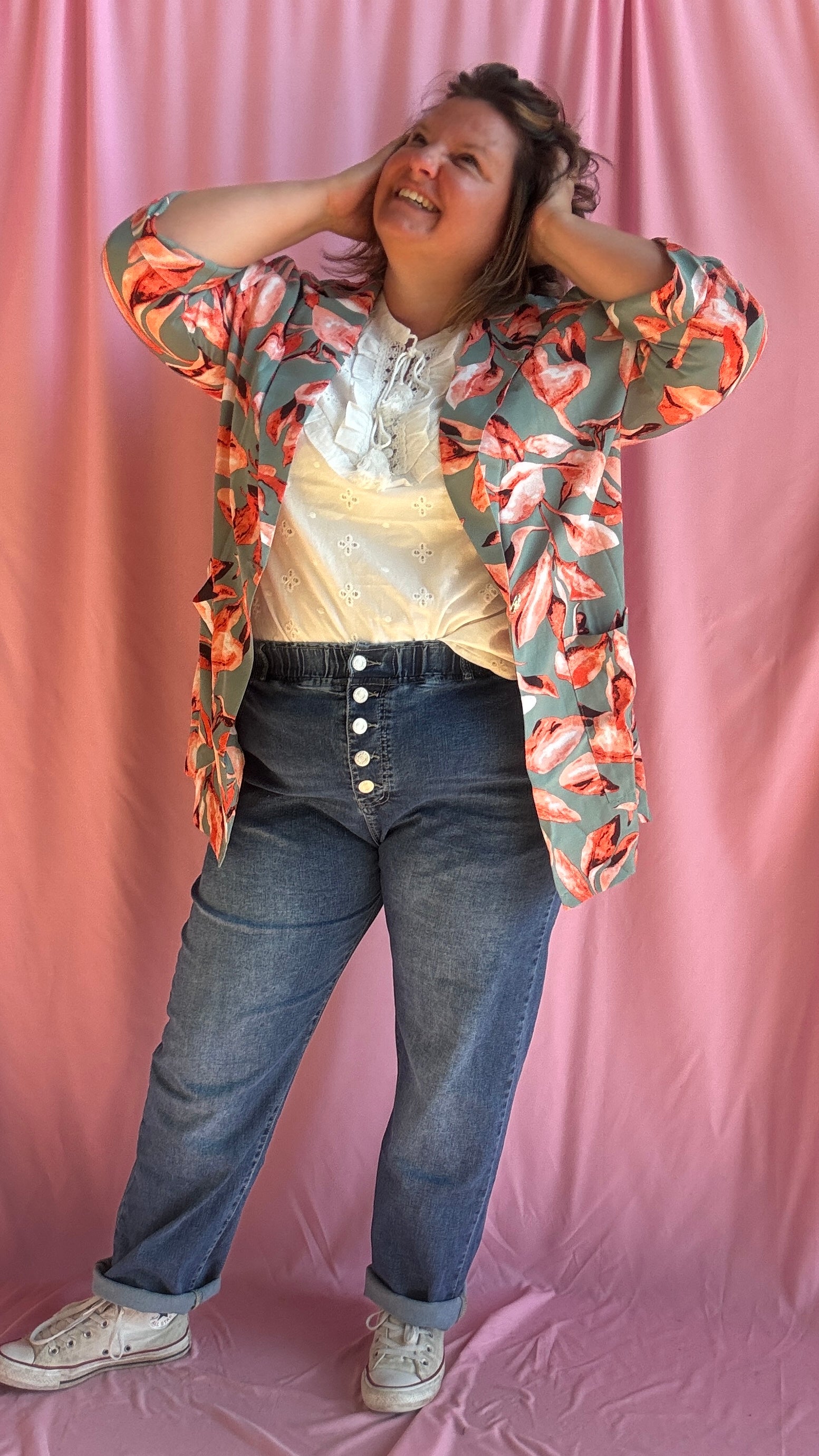 Faites souffler un vent de fraîcheur et de peps sur votre dressing avec cette superbe veste blazer grande taille vert d'eau ornée de motifs feuilles tropicales rose et orangé.