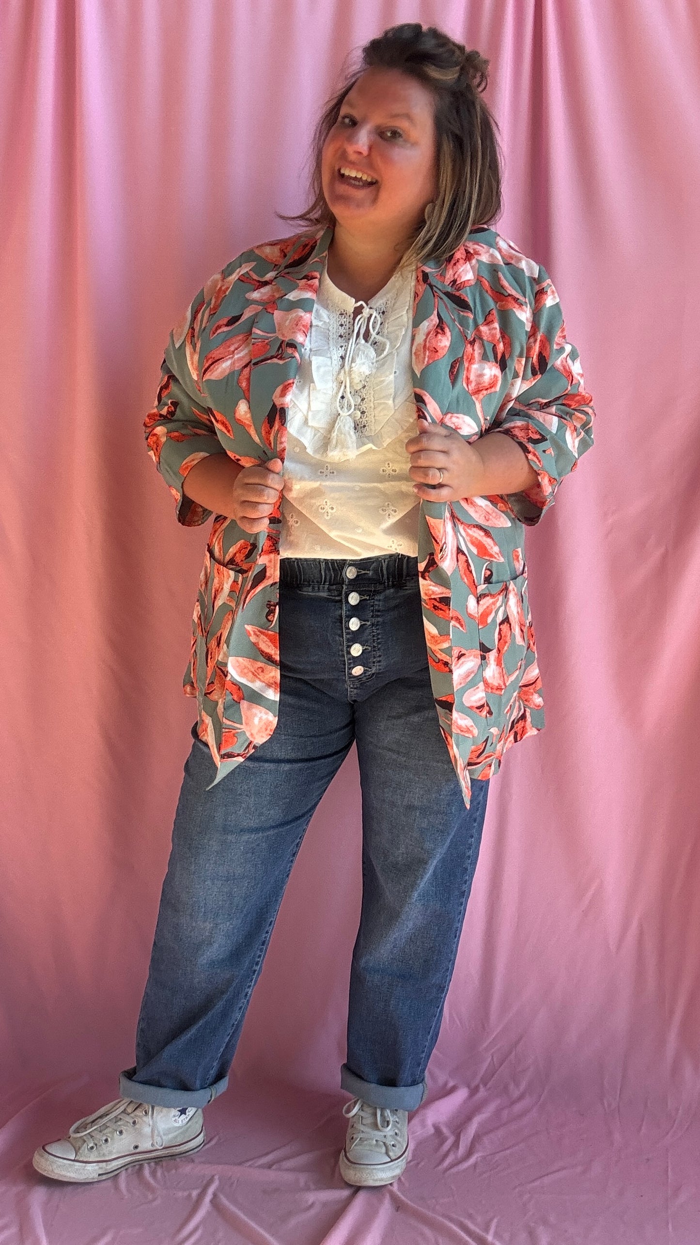 Faites souffler un vent de fraîcheur et de peps sur votre dressing avec cette superbe veste blazer grande taille vert d'eau ornée de motifs feuilles tropicales rose et orangé.