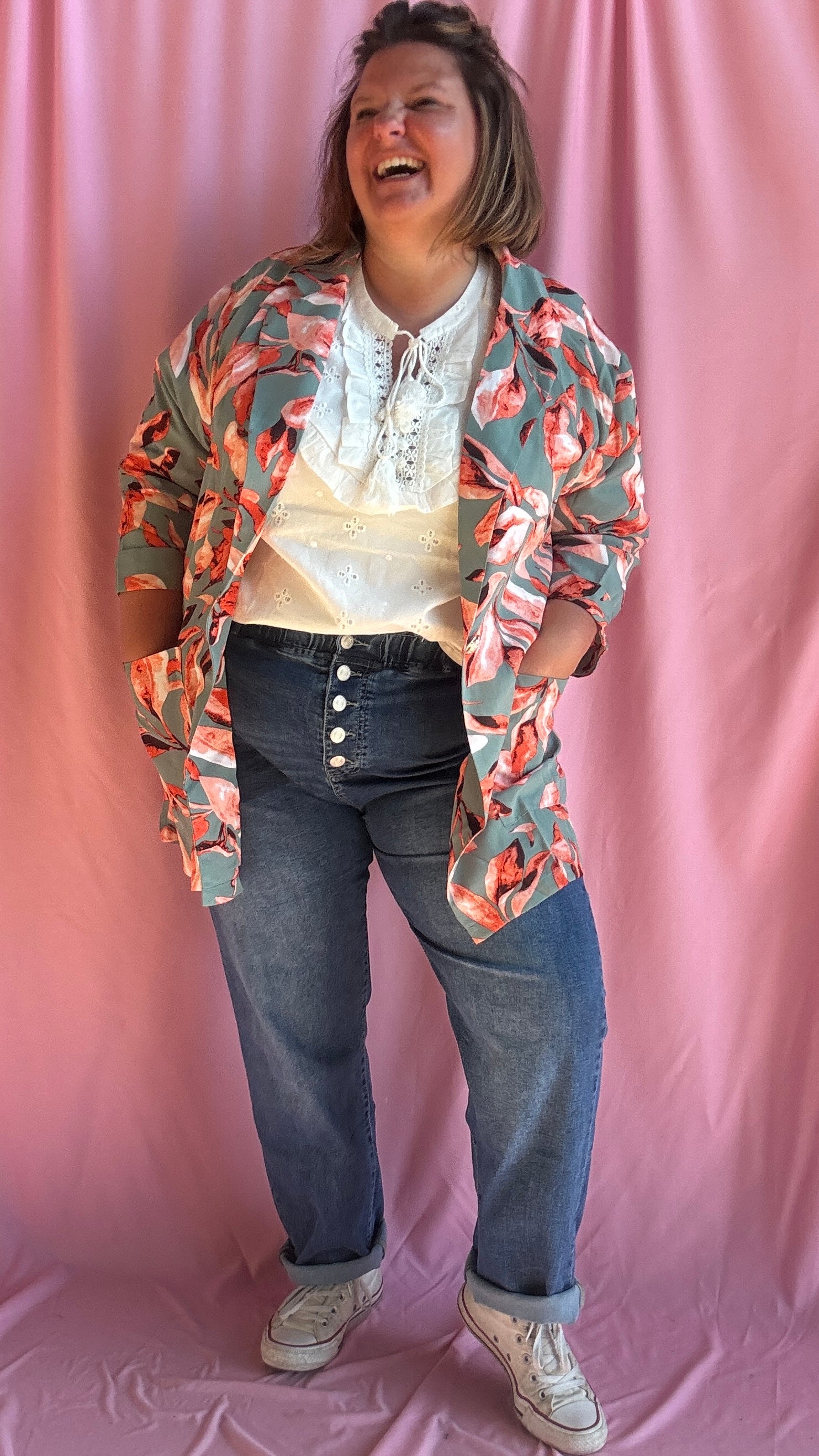 Faites souffler un vent de fraîcheur et de peps sur votre dressing avec cette superbe veste blazer grande taille vert d'eau ornée de motifs feuilles tropicales rose et orangé.