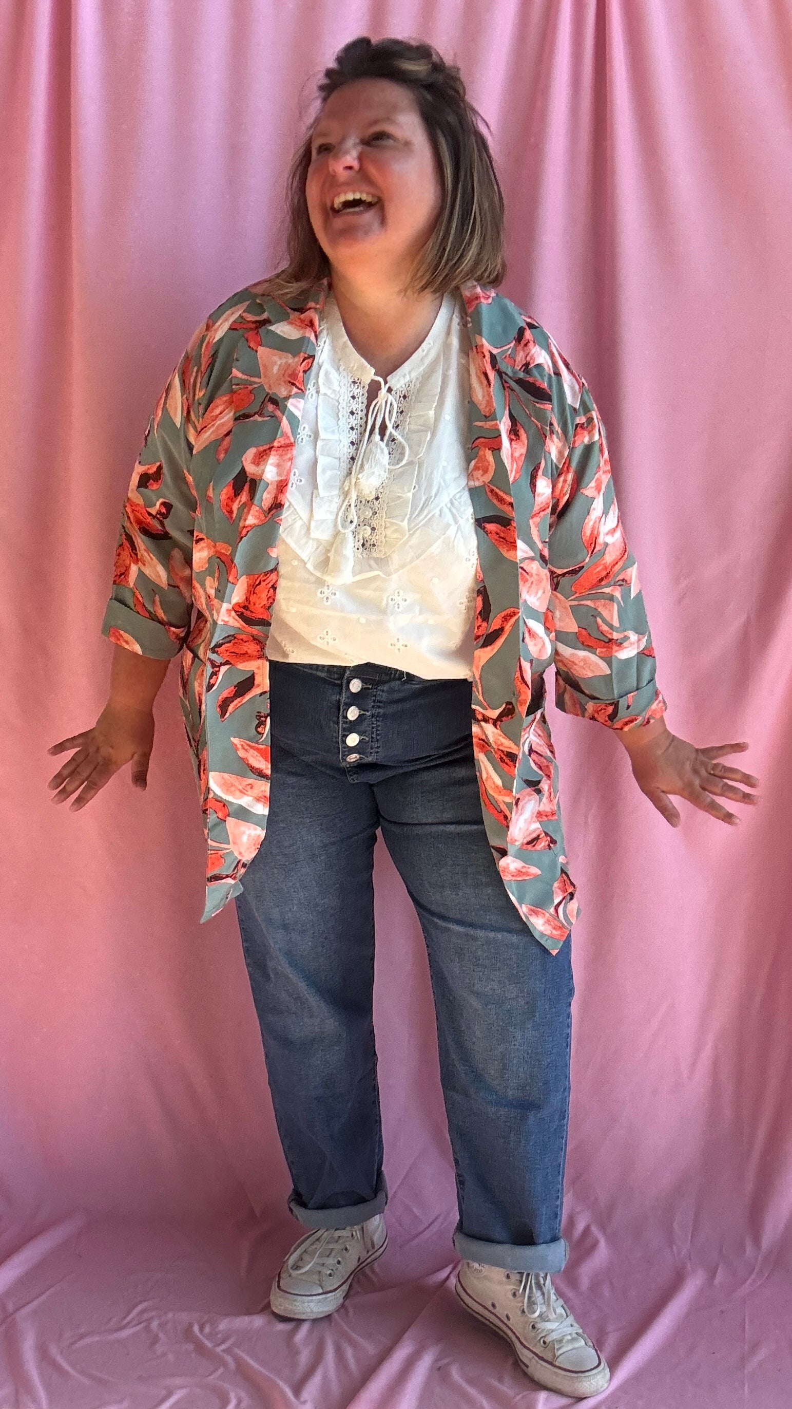 Faites souffler un vent de fraîcheur et de peps sur votre dressing avec cette superbe veste blazer grande taille vert d'eau ornée de motifs feuilles tropicales rose et orangé.