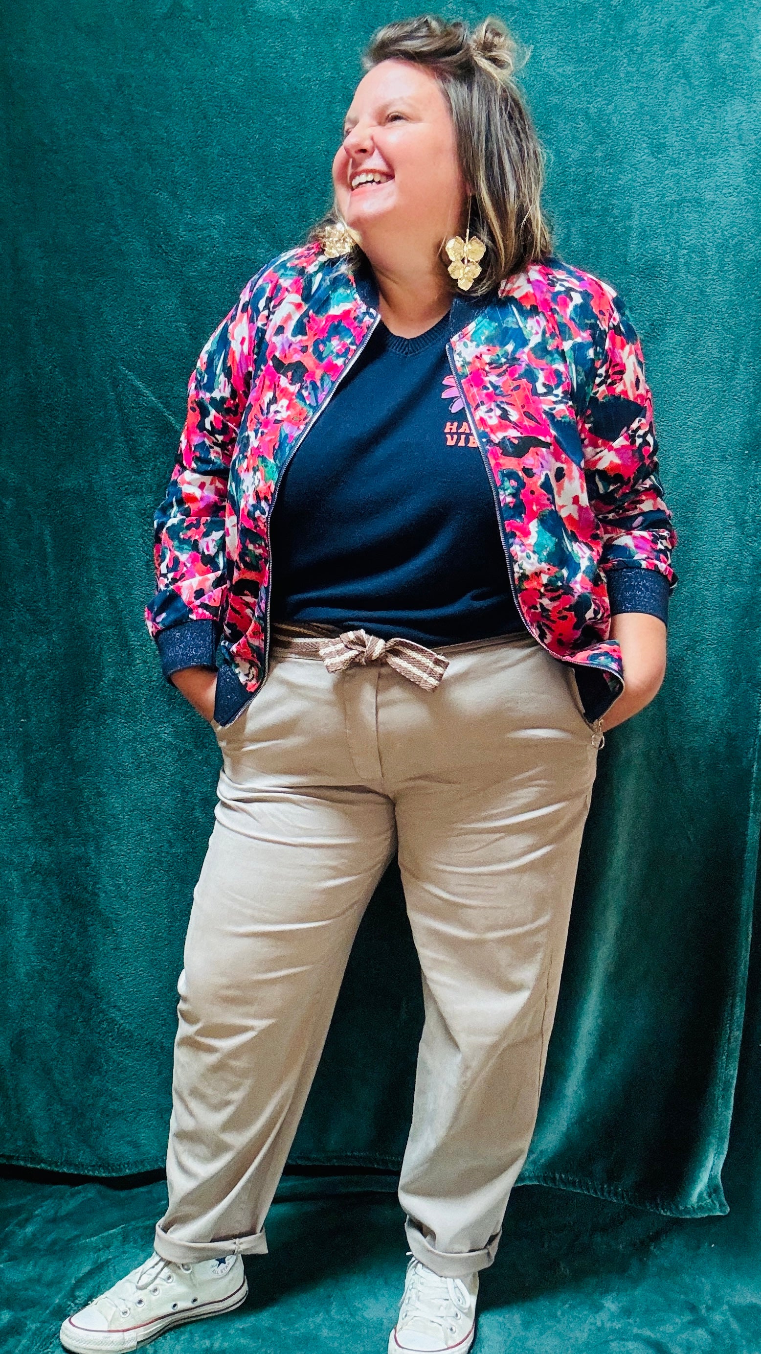 Cette veste bomber grande taille colorée est l’atout idéal pour celles qui cherchent à exprimer leur personnalité tout en restant élégantes et confortables au quotidien.