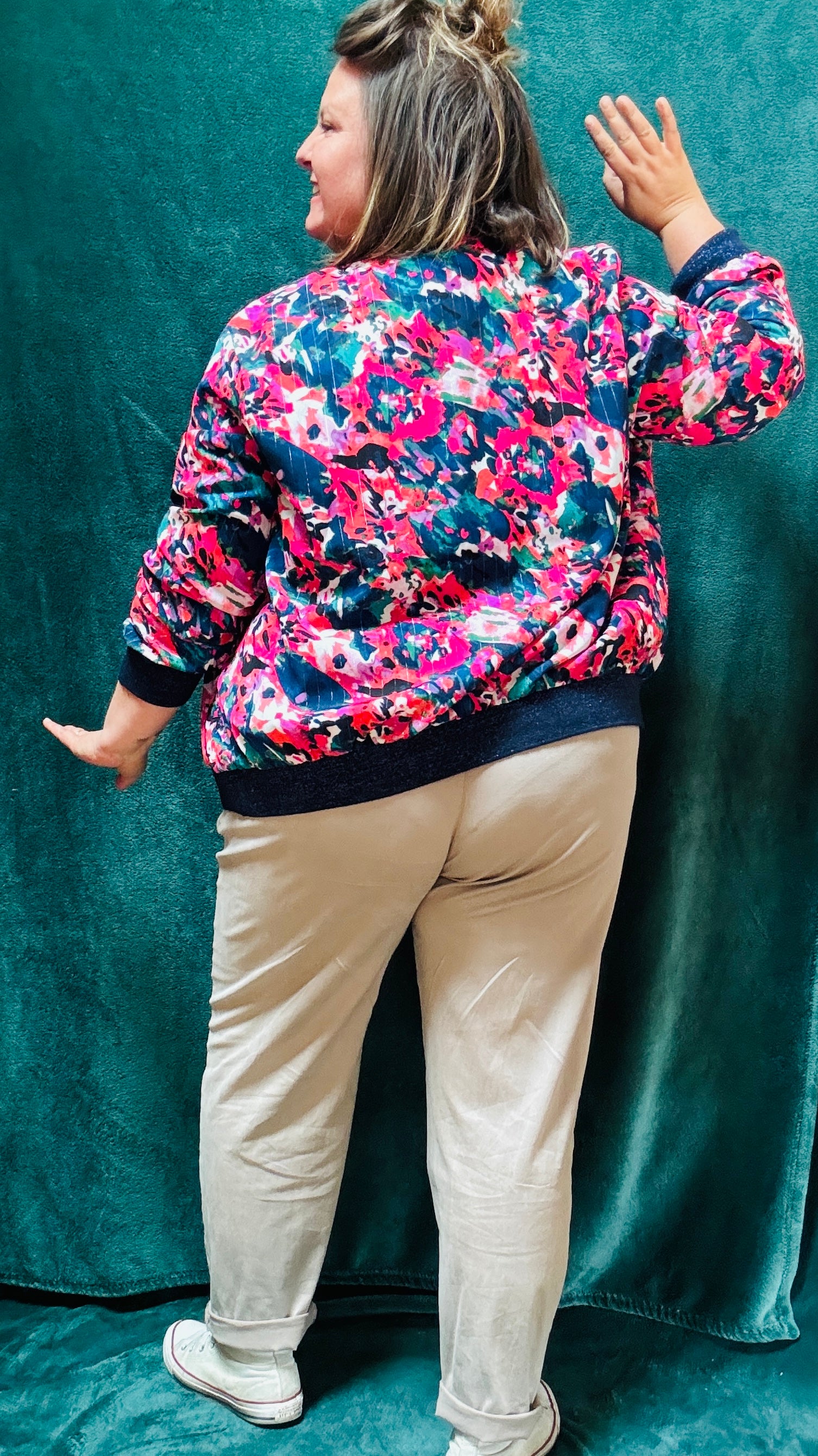 Cette veste bomber grande taille colorée est l’atout idéal pour celles qui cherchent à exprimer leur personnalité tout en restant élégantes et confortables au quotidien.
