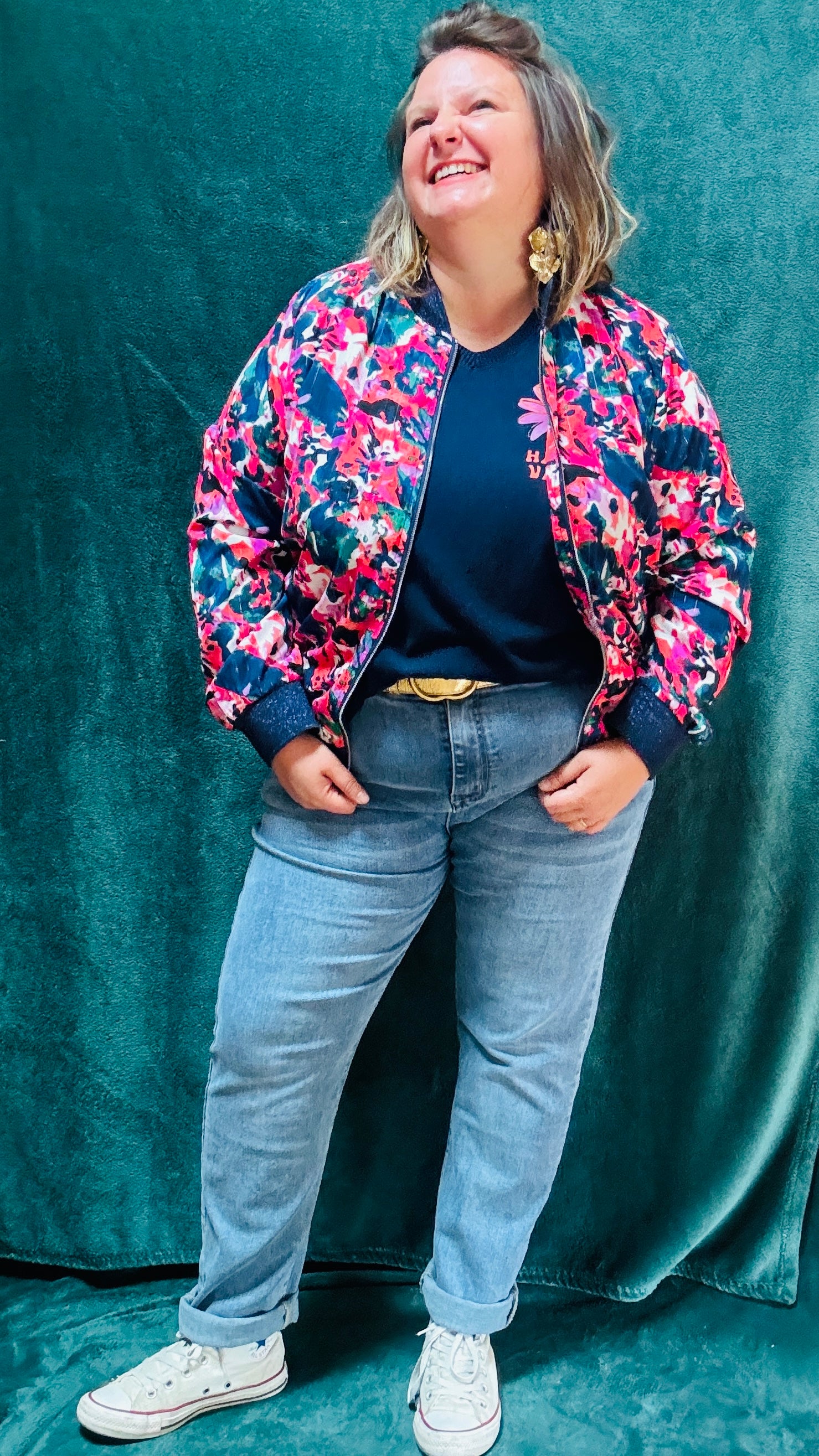 Cette veste bomber grande taille colorée est l’atout idéal pour celles qui cherchent à exprimer leur personnalité tout en restant élégantes et confortables au quotidien.