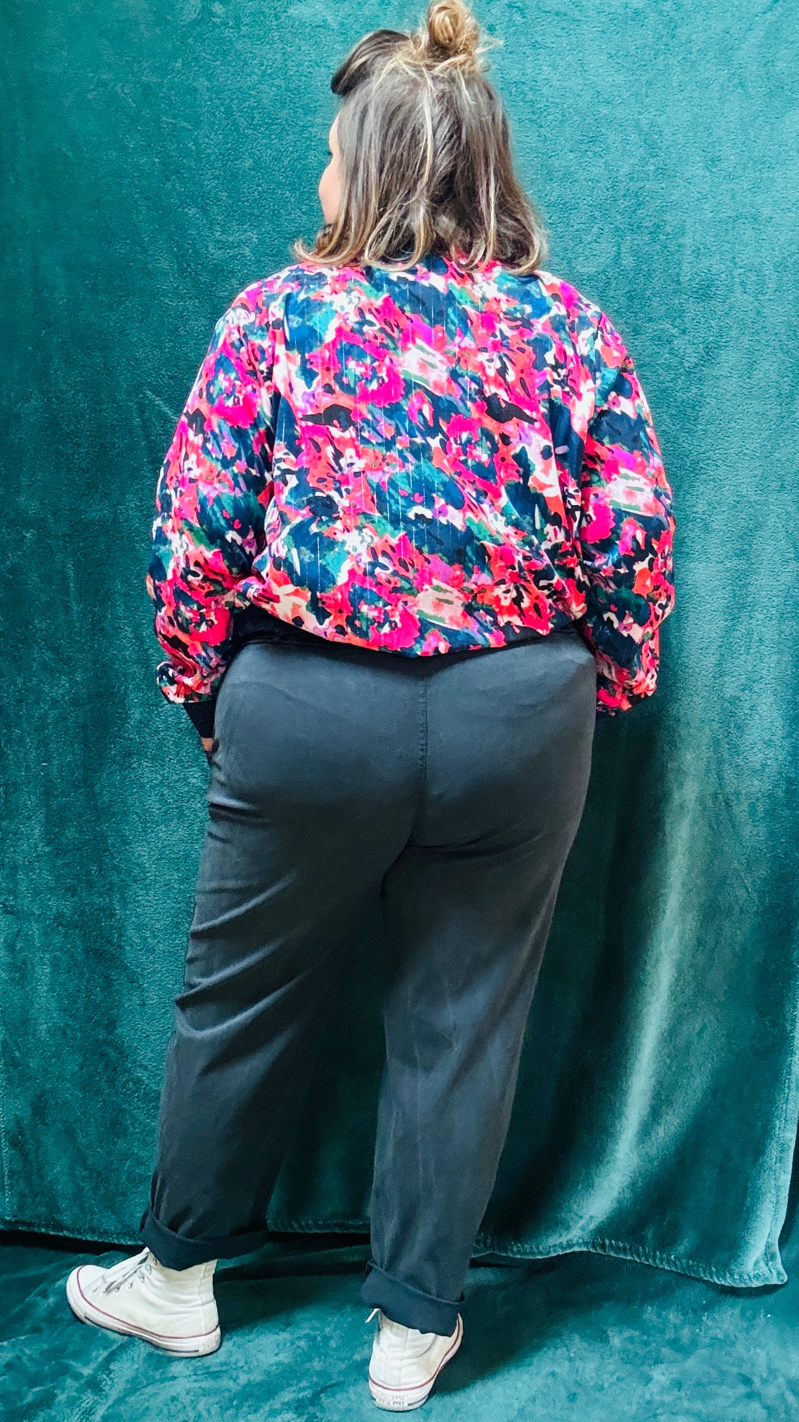 Cette veste bomber grande taille colorée est l’atout idéal pour celles qui cherchent à exprimer leur personnalité tout en restant élégantes et confortables au quotidien.